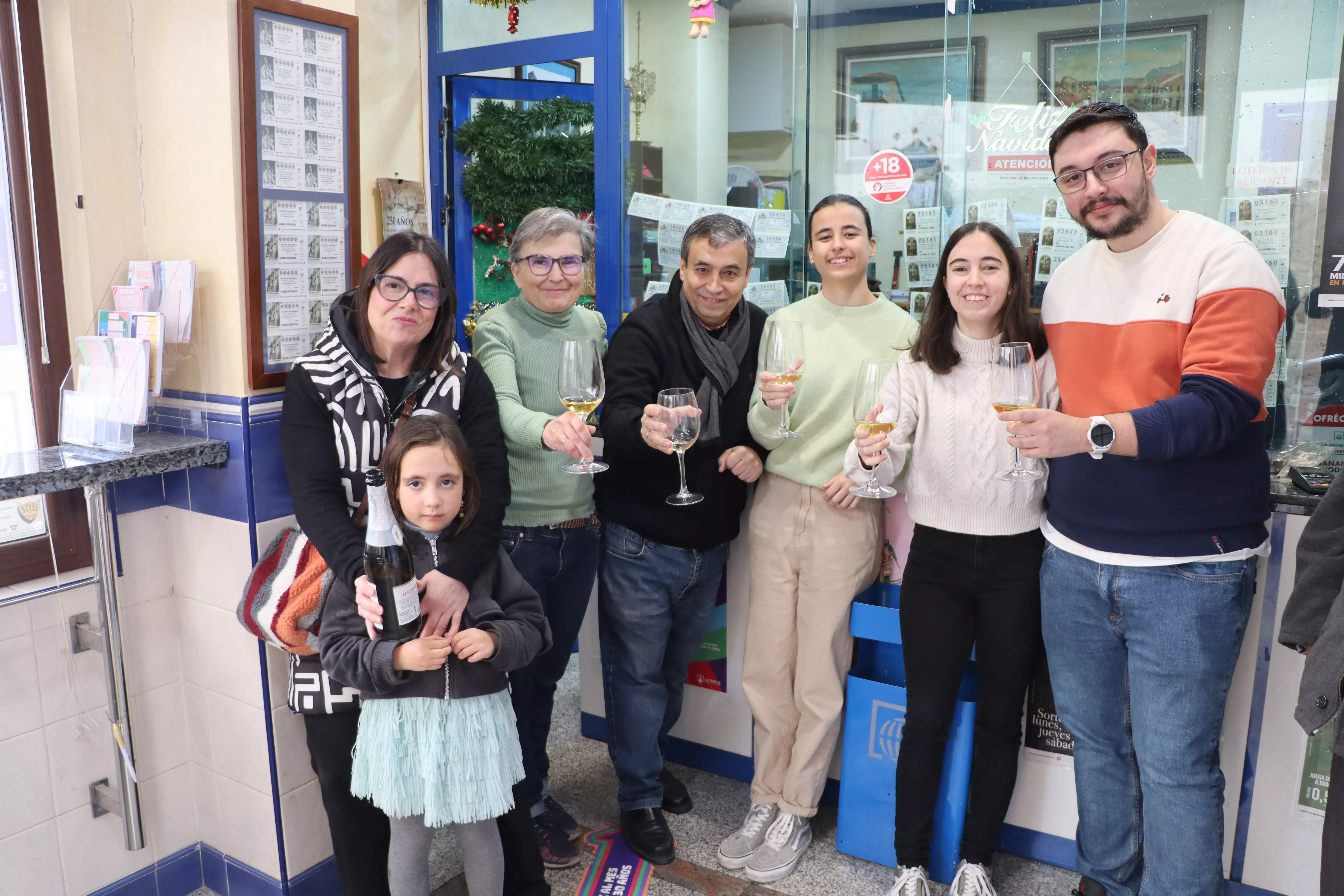 Propietarios y empleados de la Adminstración de Loterías Nº 2 de Lucena, en la calle La Villa, han celebrado con cava este tercer premio