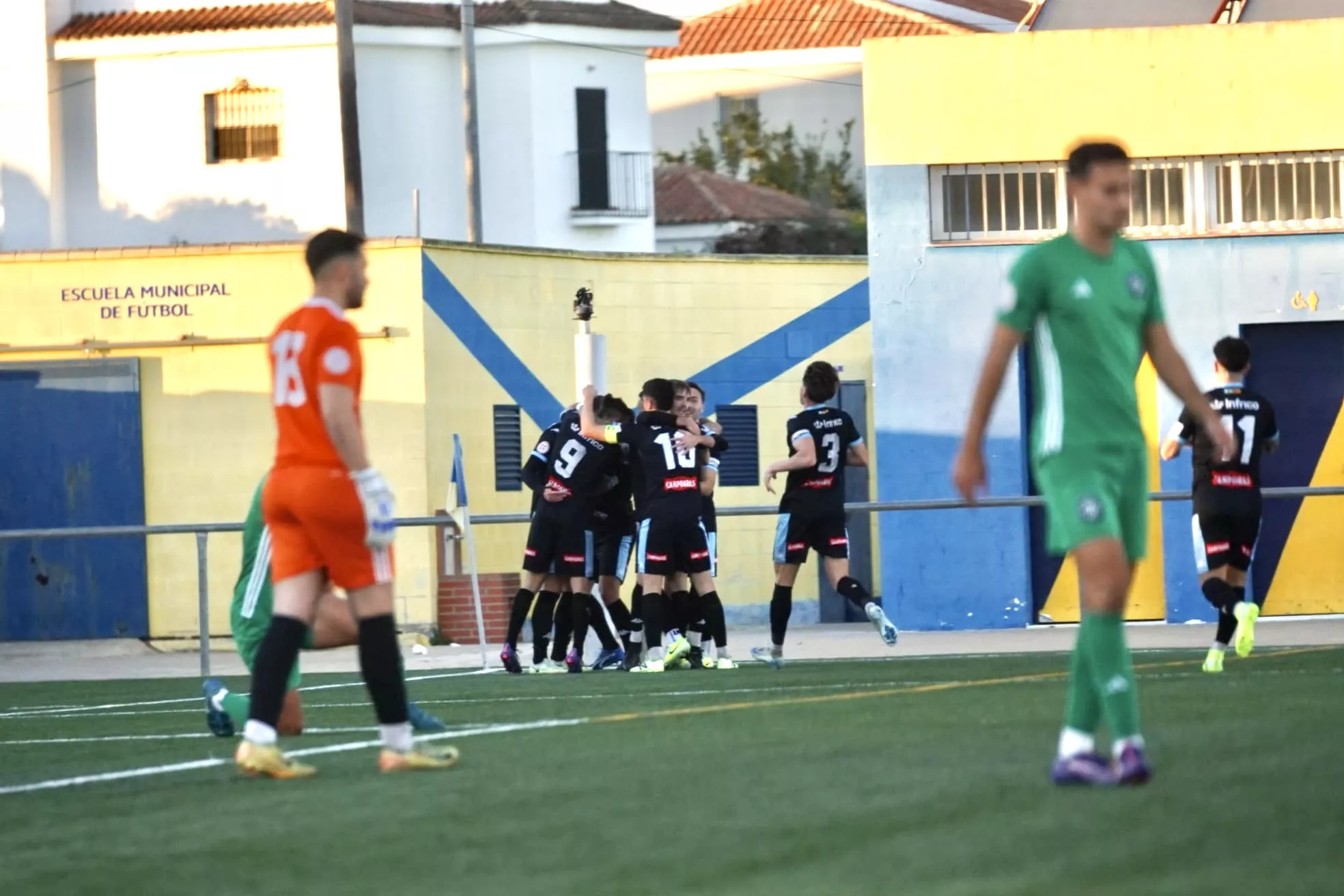 Los jugadores del Ciudad de Lucena celebran un gol en el partido de hoy Los jugadores del Ciudad de Lucena celebran un gol en el partido de hoy