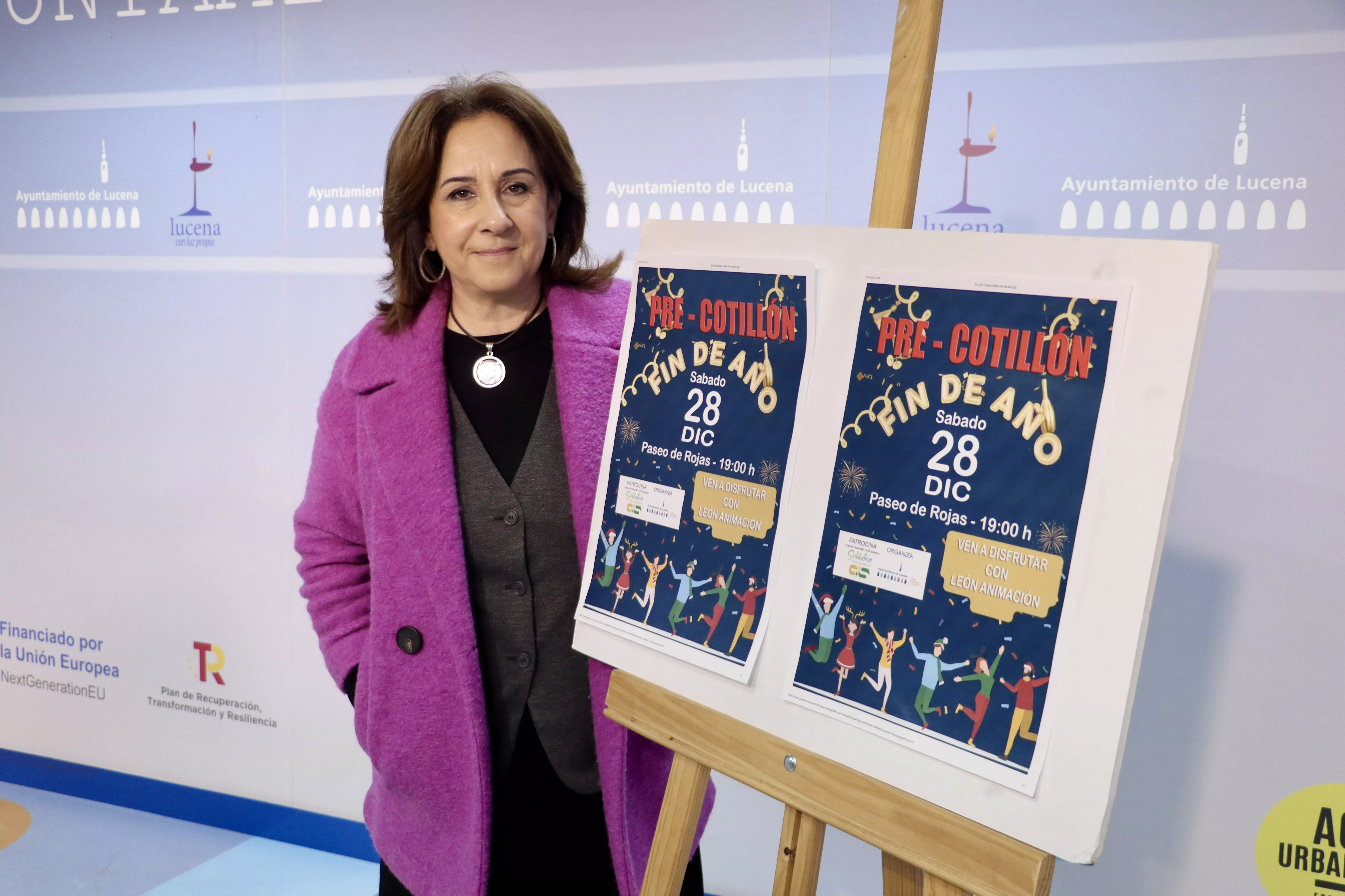 Araceli Rodríguez junto a los carteles de este Pre-cotillón de Fin de Año