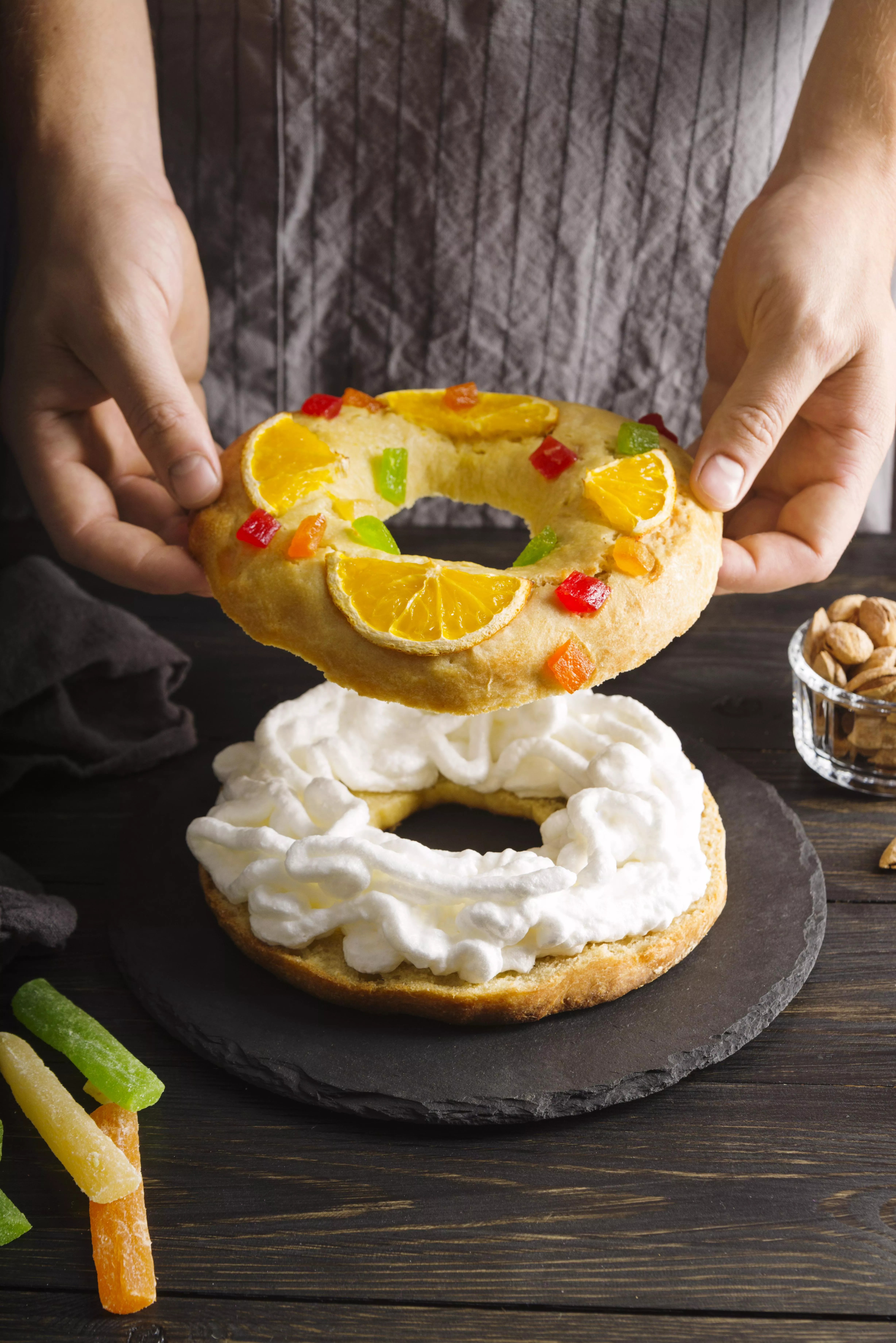 Preparando un roscón de reyes en casa. Foto: Freepik Preparando un roscón de reyes en casa. Foto: Freepik