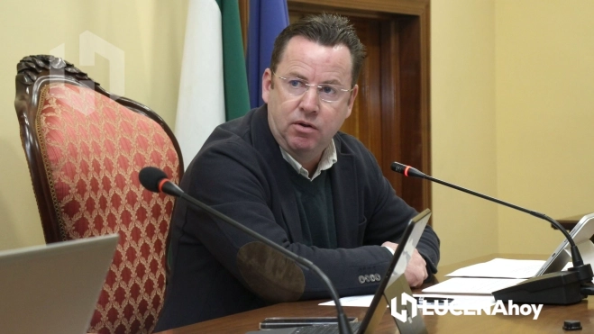 Francis Aguilar responde a Miguel Villa durante el pleno de hoy Francis Aguilar responde a Miguel Villa durante el pleno de hoy