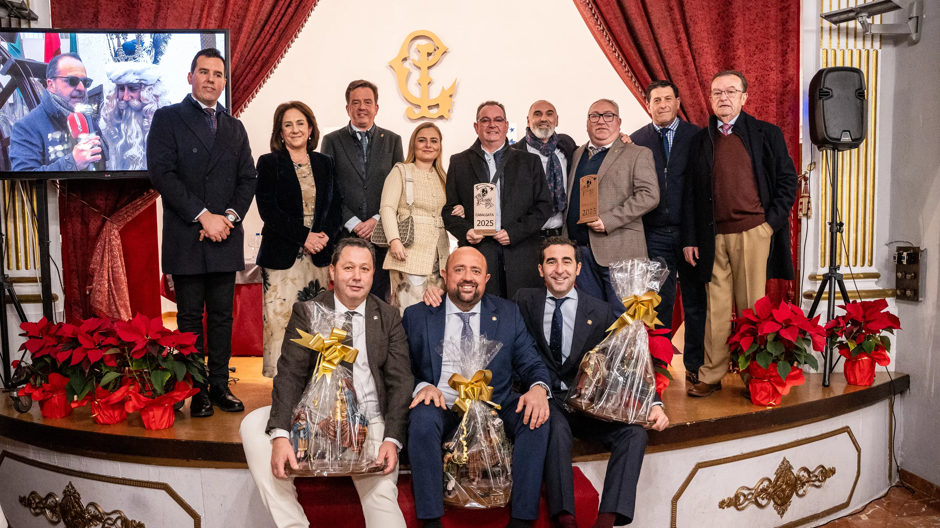 Autoridades, miembros de la Peña, representantes de los Reyes Magos y premiados en el concurso de carrozas