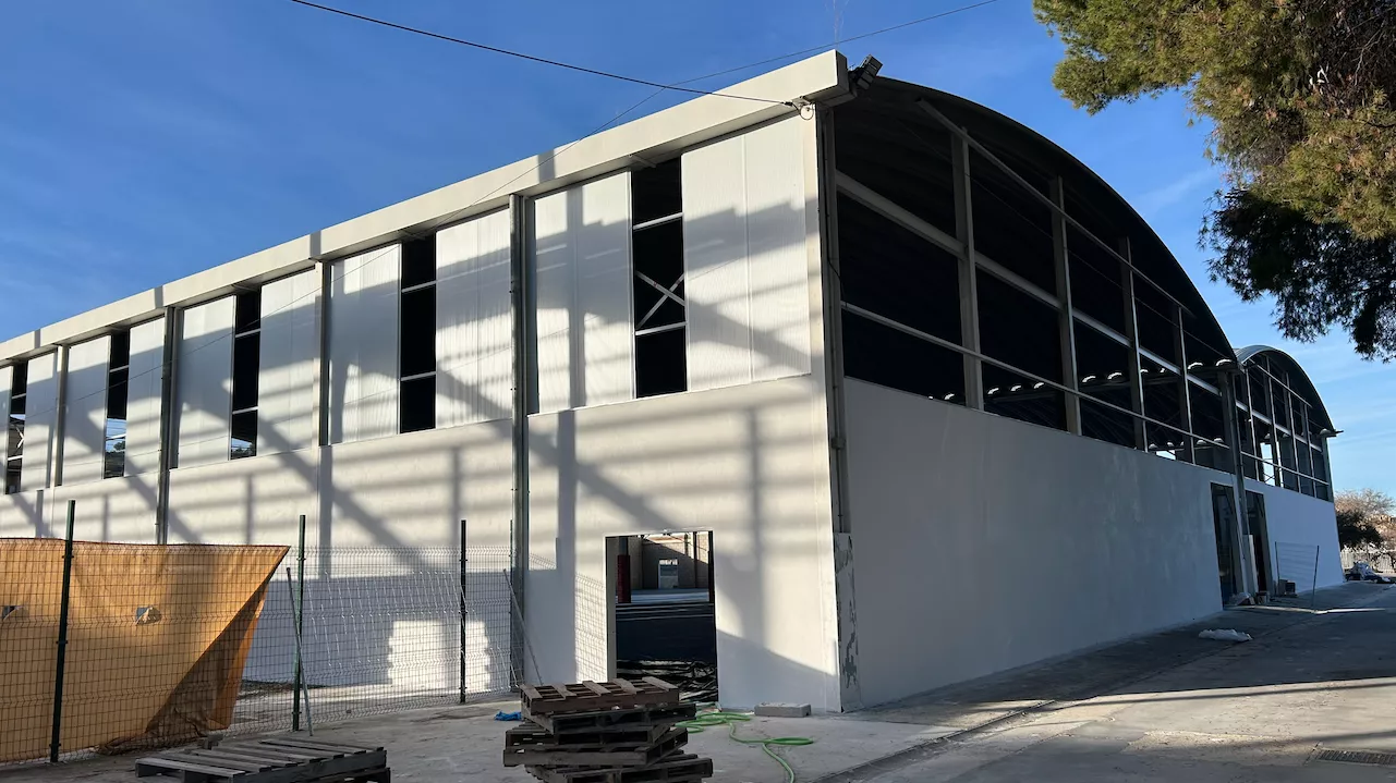 Las obras de cerramiento de las pistas semicubiertas están ya muy avanzadas