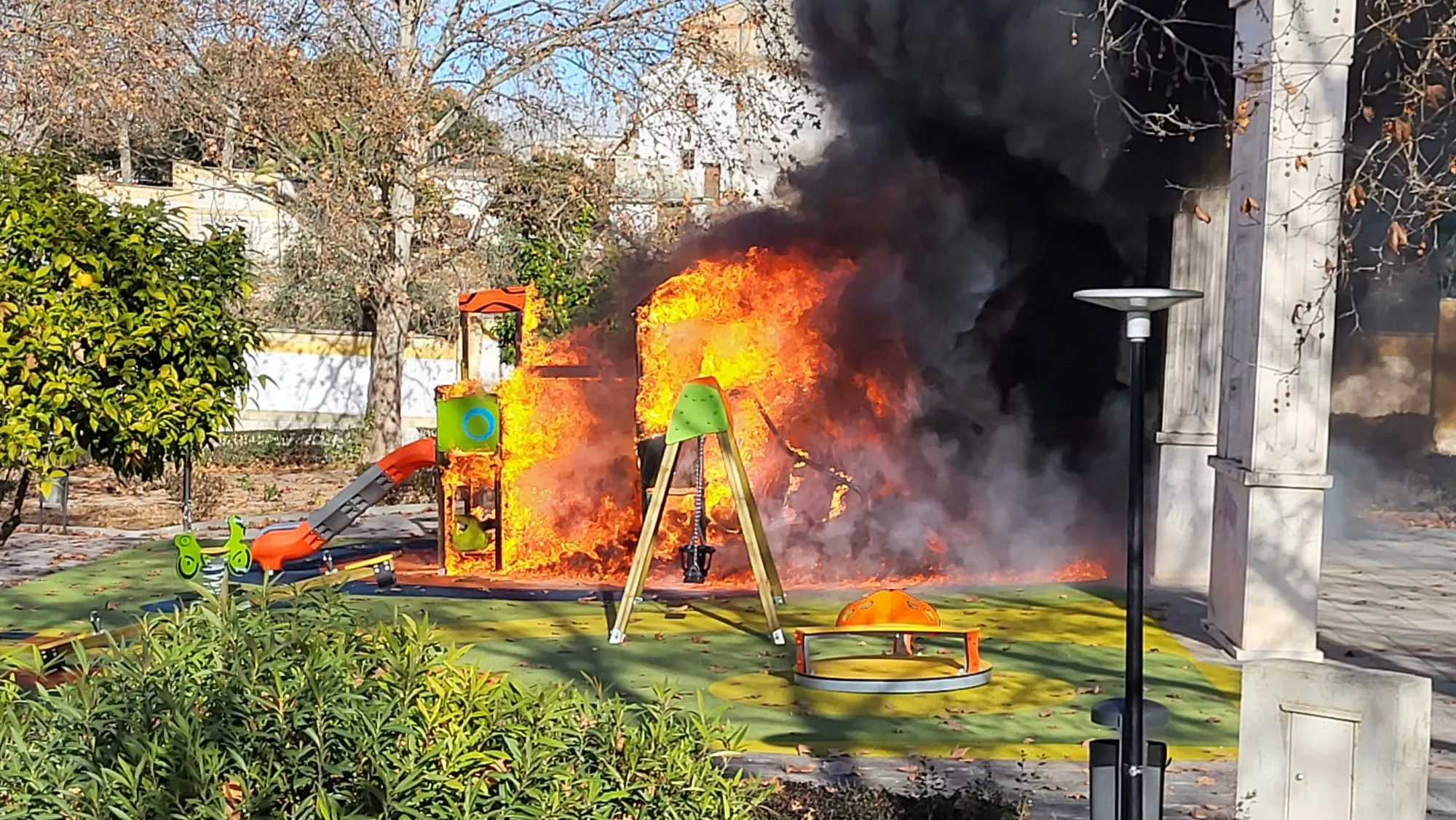 Un momento del incendio de una zona infantil en Lucena