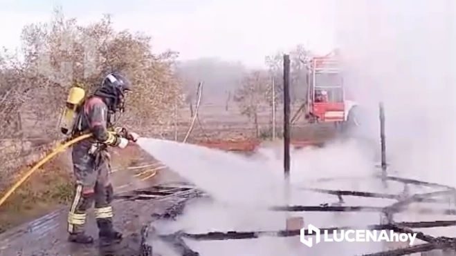 La construcción de madera ha quedado totalmente destruida por las llamas La construcción de madera ha quedado totalmente destruida por las llamas