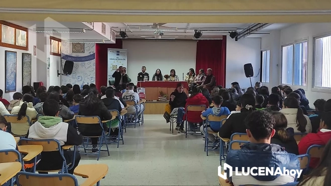 Un momento de la mesa redonda Un momento de la mesa redonda