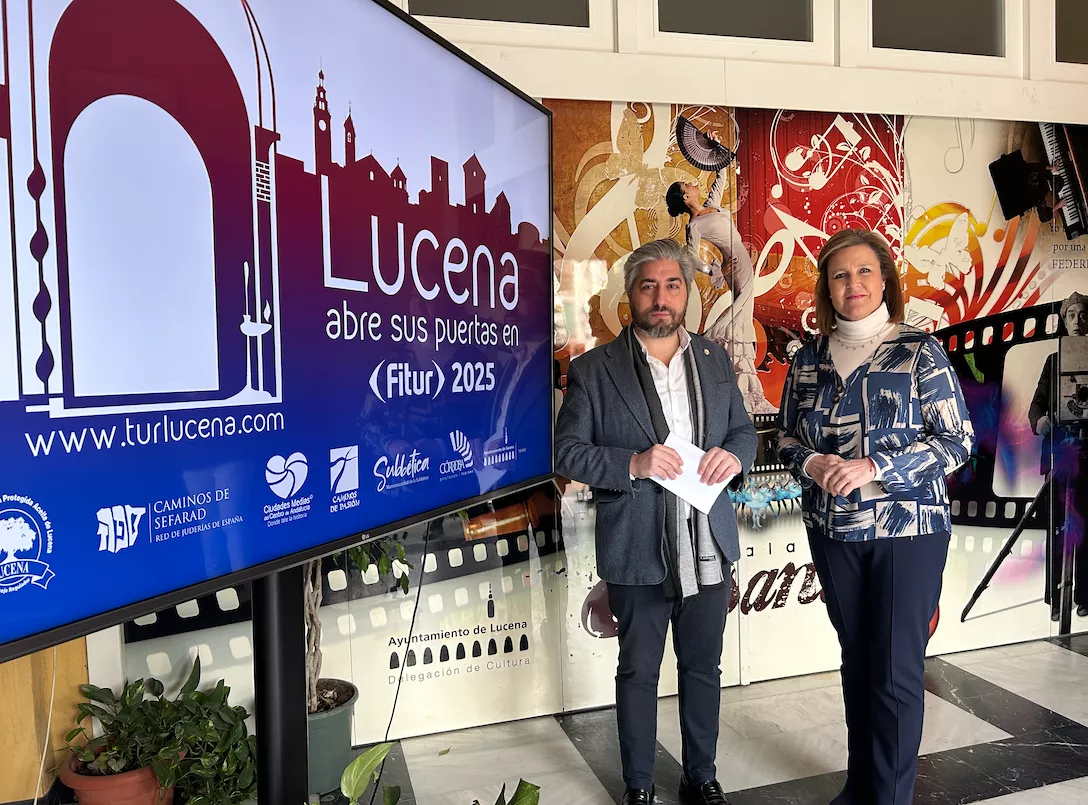 Francisco Barbancho, concejal de Turismo, y Emilia Gálvez, técnica de Turismo, durante la rueda de prensa.