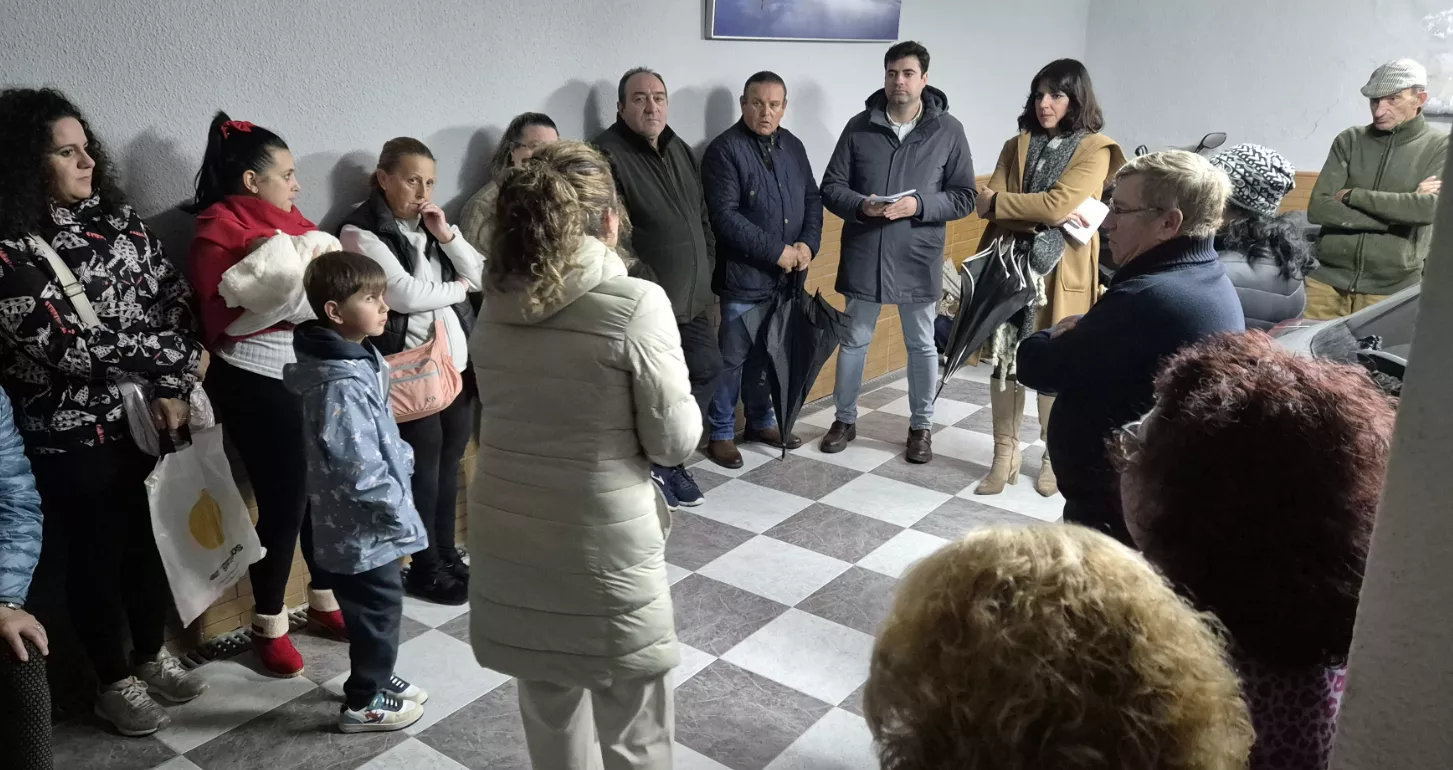 Un momento de la reunión de los ediles de Ciudadanos con los vecinos