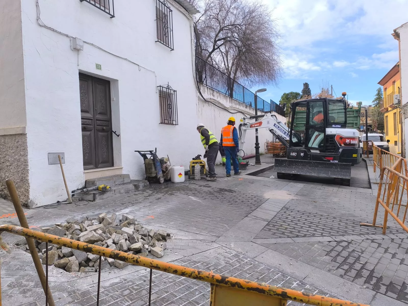 Trabajos de soterramiento de una nueva línea de alta tensión en la zona afectada por los cortes de suministro
