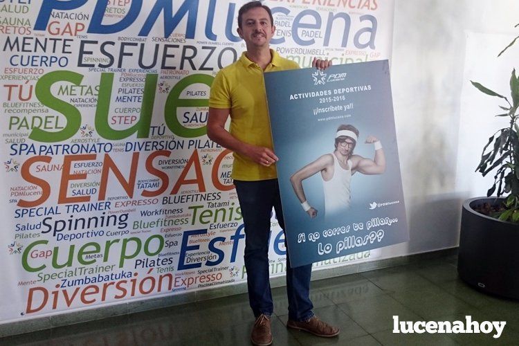  Manuel Lara Cantizani muestra el cartel que promociona el calendario de actividades del PDM 2015-2016. 