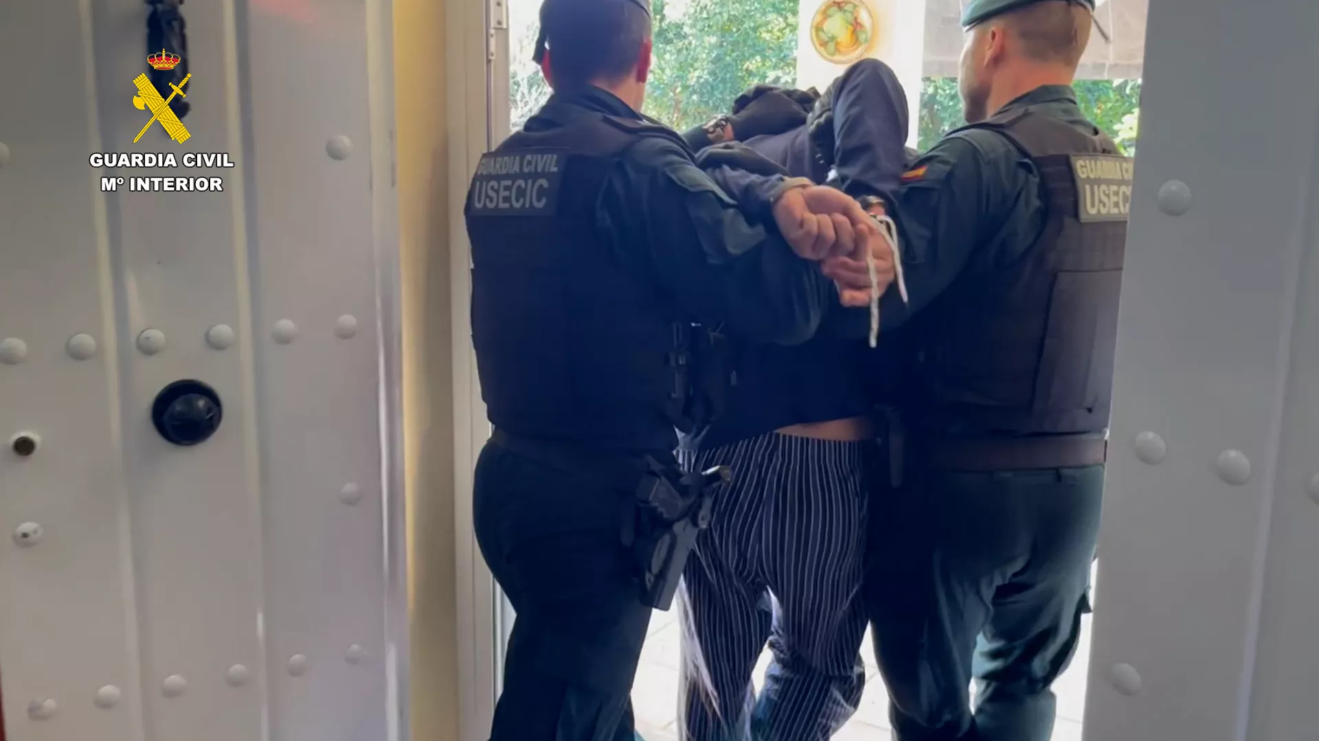 La Guardia Civil durante la detención de uno de los integrantes de este grupo criminal