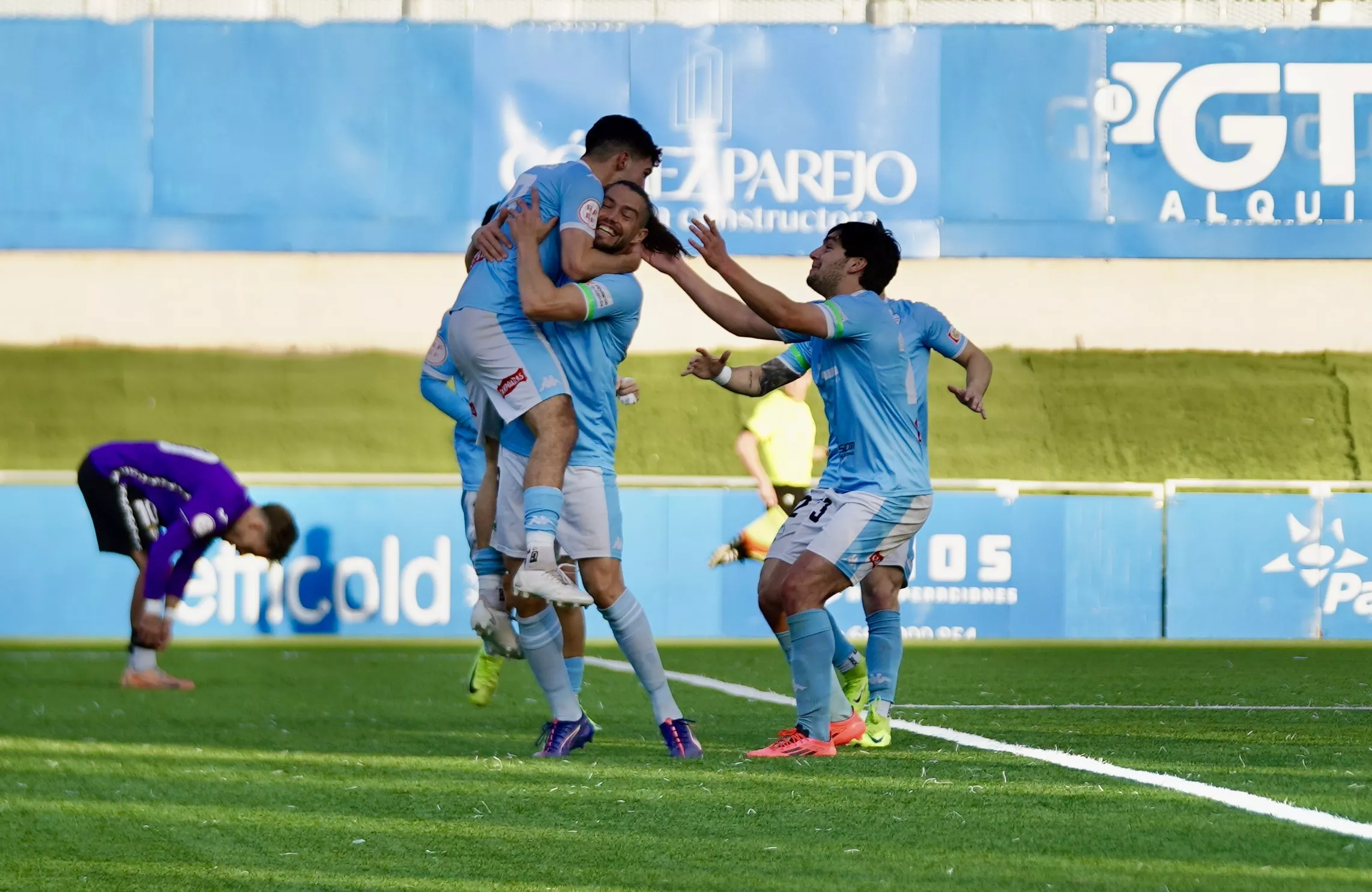 Los jugadores celestes celebran el primer gol de Hugo Díaz en la primera mitad del duelo frente al Córdoba B