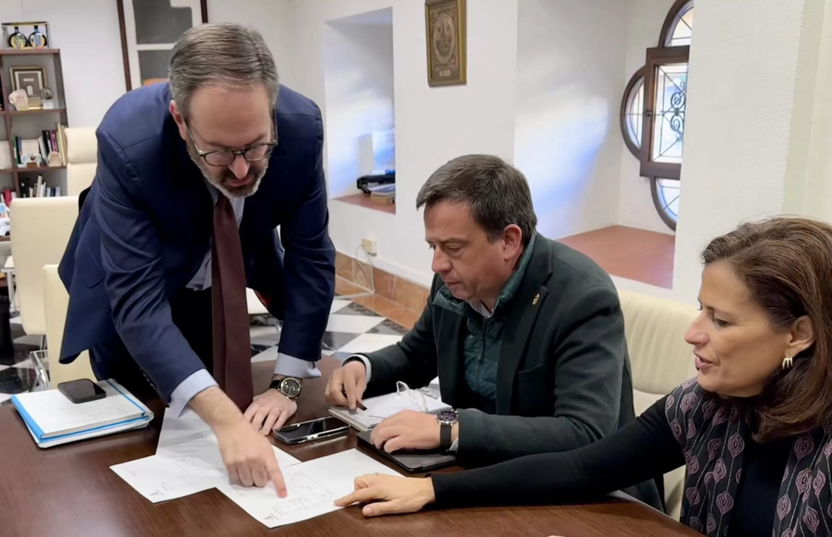 Un momento de la reunión entre el delegado del Gobierno en Córdoba, Adolfo Molina, y el alcalde de Lucena, Aurelio Fernández, y la edil de Salud, Míriam Ortiz, en Córdoba