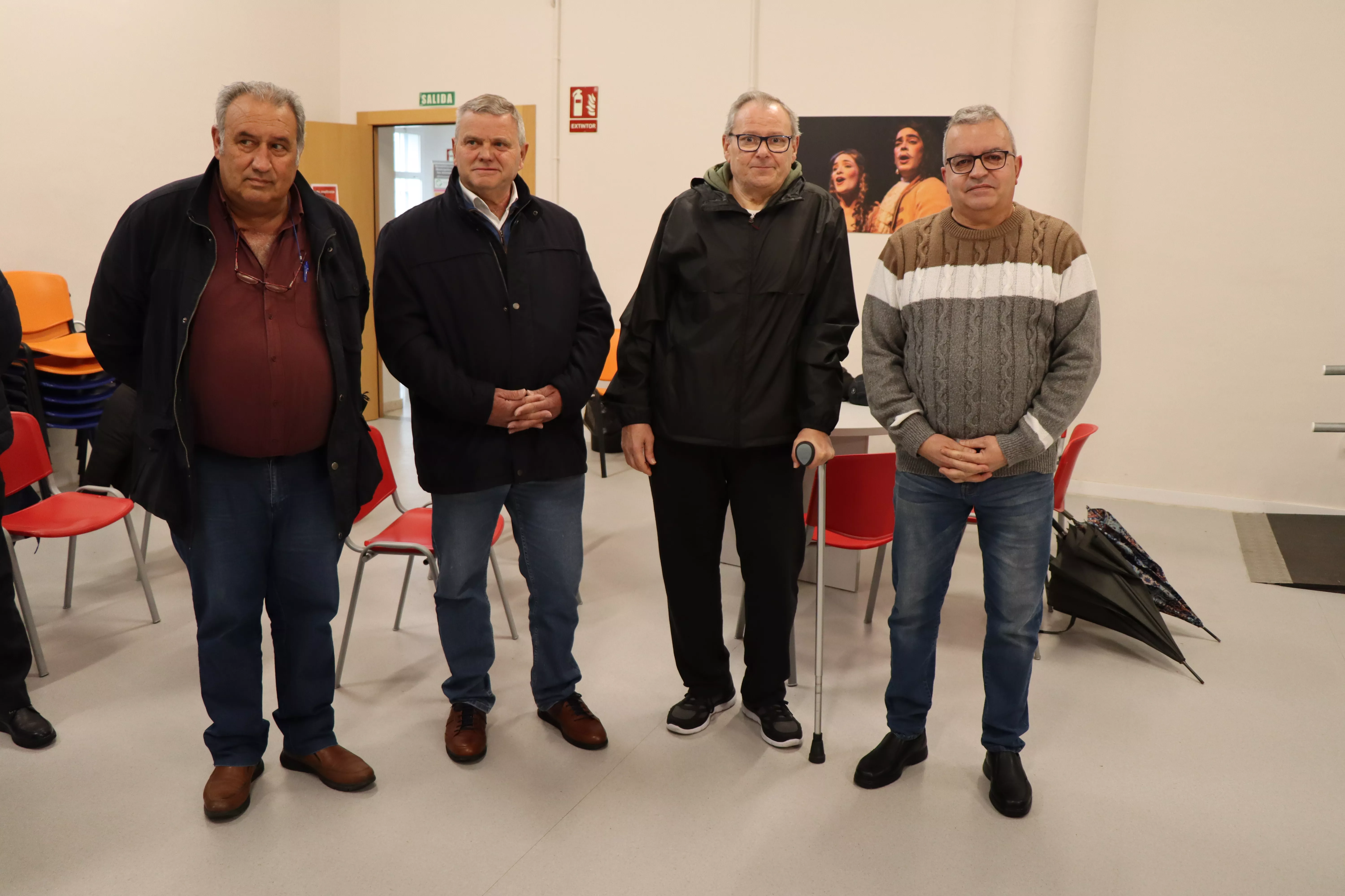 Francisco Moro, secretario general de CTA, junto a tres de los trabajadores de Serlingo Servicios afectados por los impagos