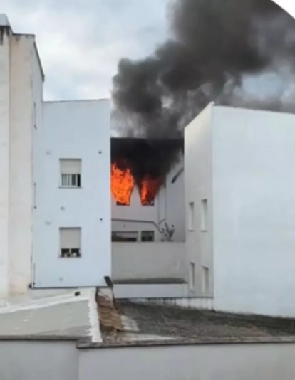 El incendio visto desde la zona interior del inmueble El incendio visto desde la zona interior del inmueble