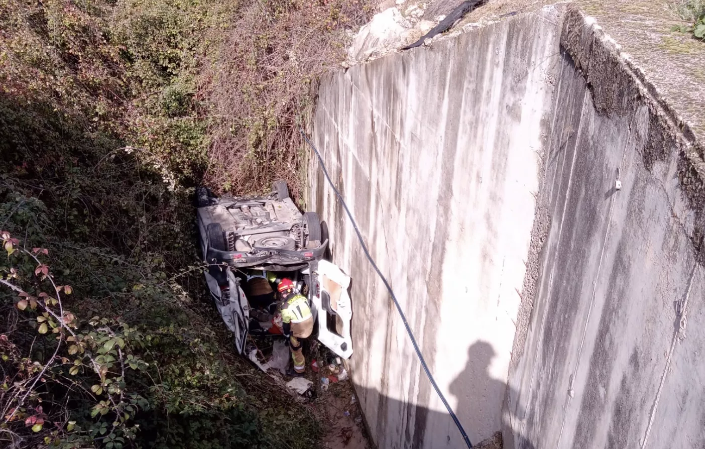 Bomberos durante las tareas de rescate del hombre herido