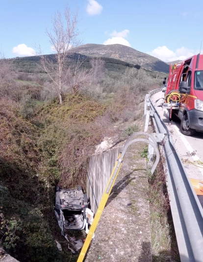 El coche estaba volcado tras precipitarse desde una una considerable altura El coche estaba volcado tras precipitarse desde una una considerable altura