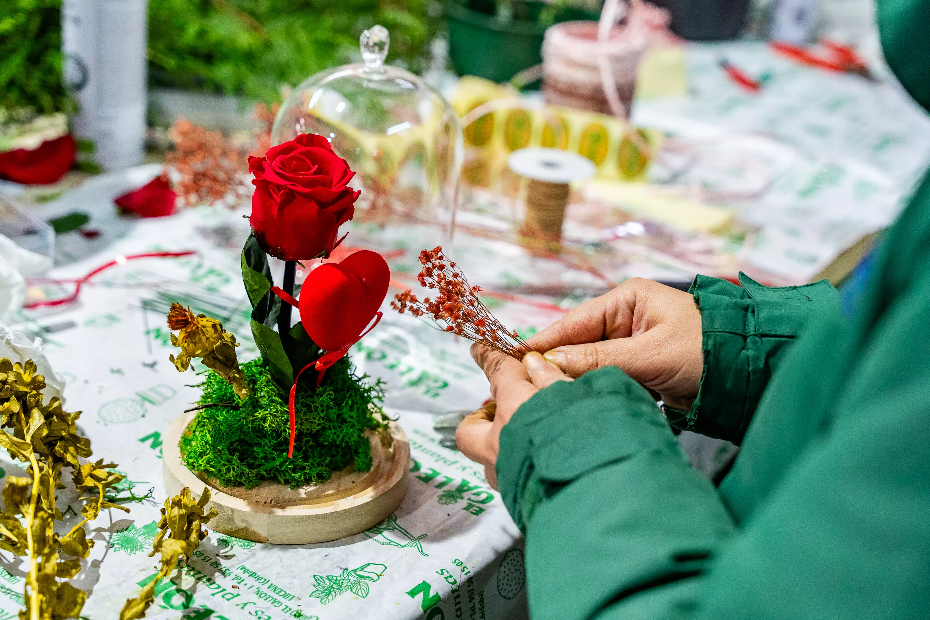 Las rosas rojas siguen siendo las reinas de San Valentín. Esta preparación la hemos visto en Huerta el Galeón