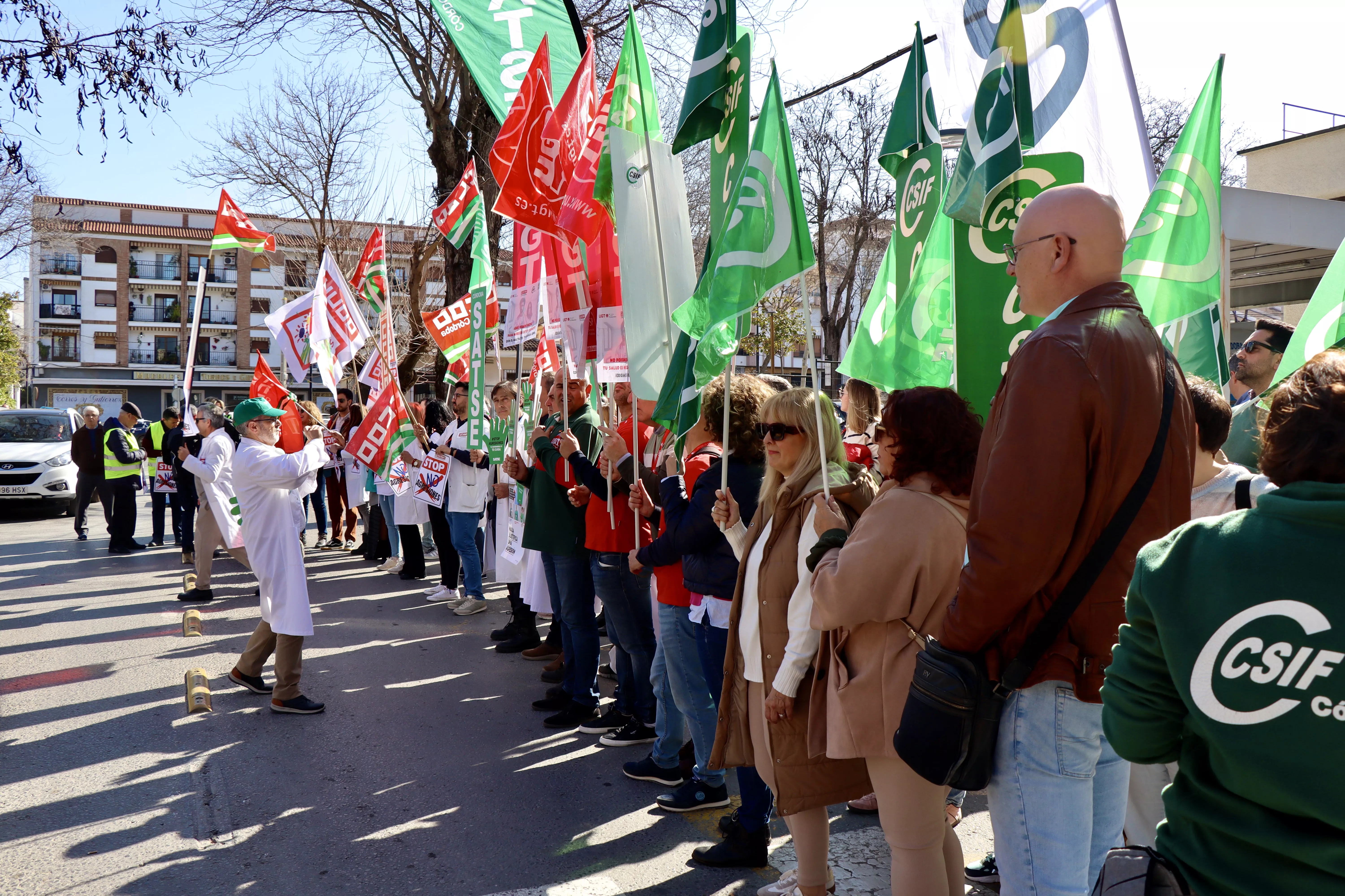 Manifestación de profesionales sanitarios a las puertas del centro de salud Lucena I esta mañana