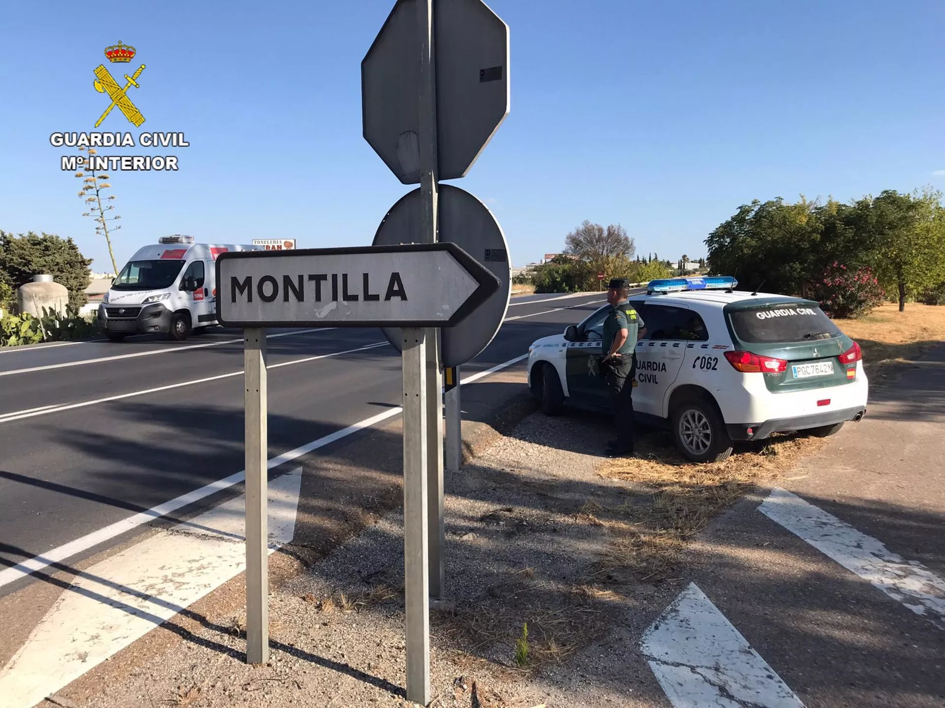 Agentes de la Guardia Civil a la entrada de Montilla. Archivo
