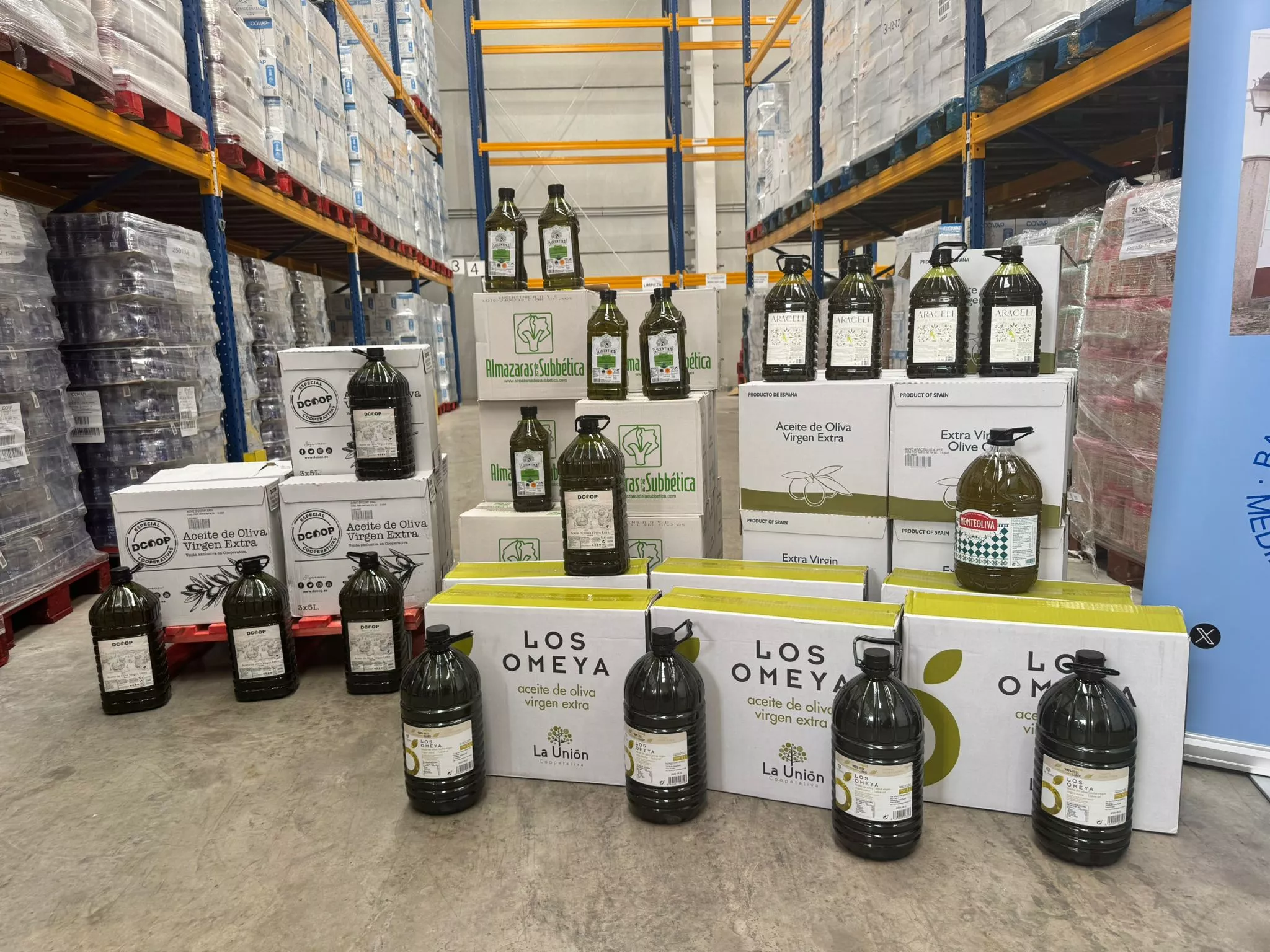Aceite de oliva entregado al Banco de Alimentos, entre el cual figura el molturado en las cooperativas Olivarera de Lucena y Virgen de Araceli