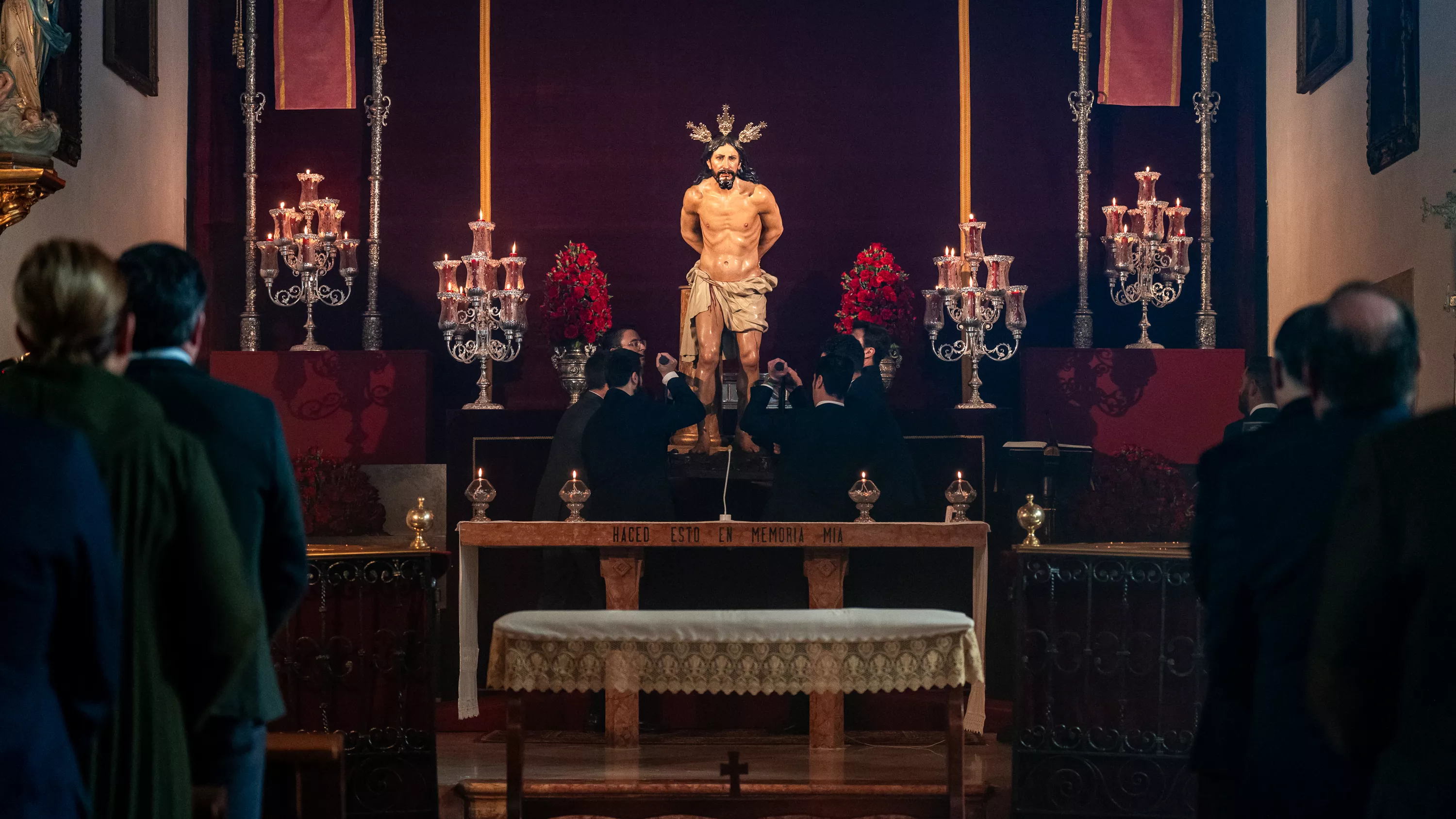 La imagen de Ntro. Padre Jesús de la Columna presidiendo el altar de Santiago esta mañana con motivo de la Misa de Acción de Gracias