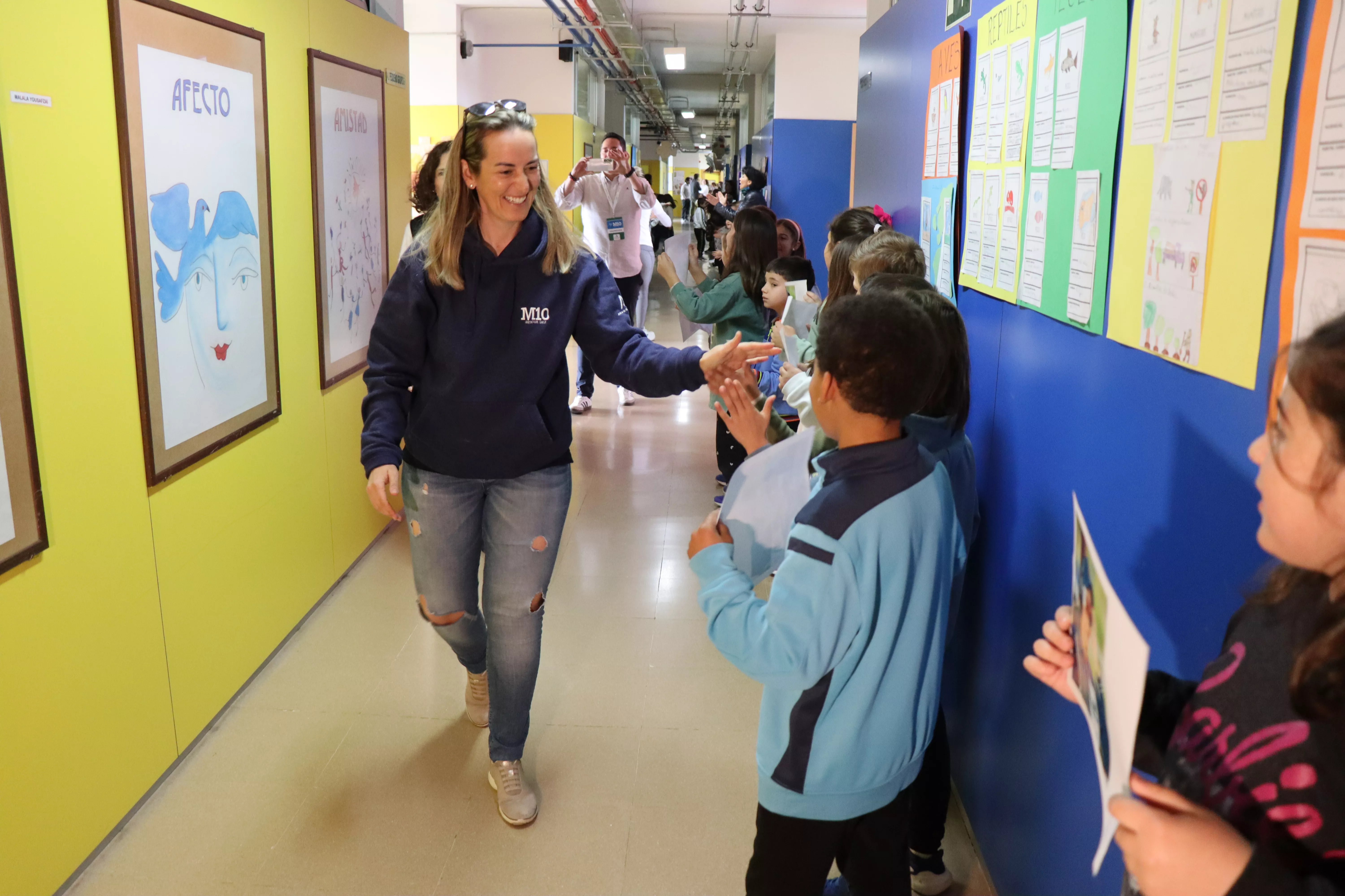 Fátima Gálvez ha sido recibida por todos los alumnos en los pasillos del colegio Al-Yussana