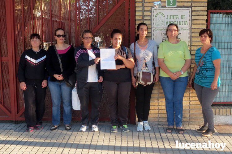  Un grupo de madres afectadas a las puertas del colegio de El Prado. 