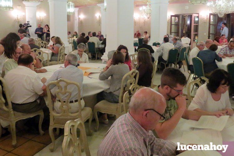  Los organizadores distribuyeron a los colectivos en distintas mesas dentro del salón del Hotel Santo Domingo. 