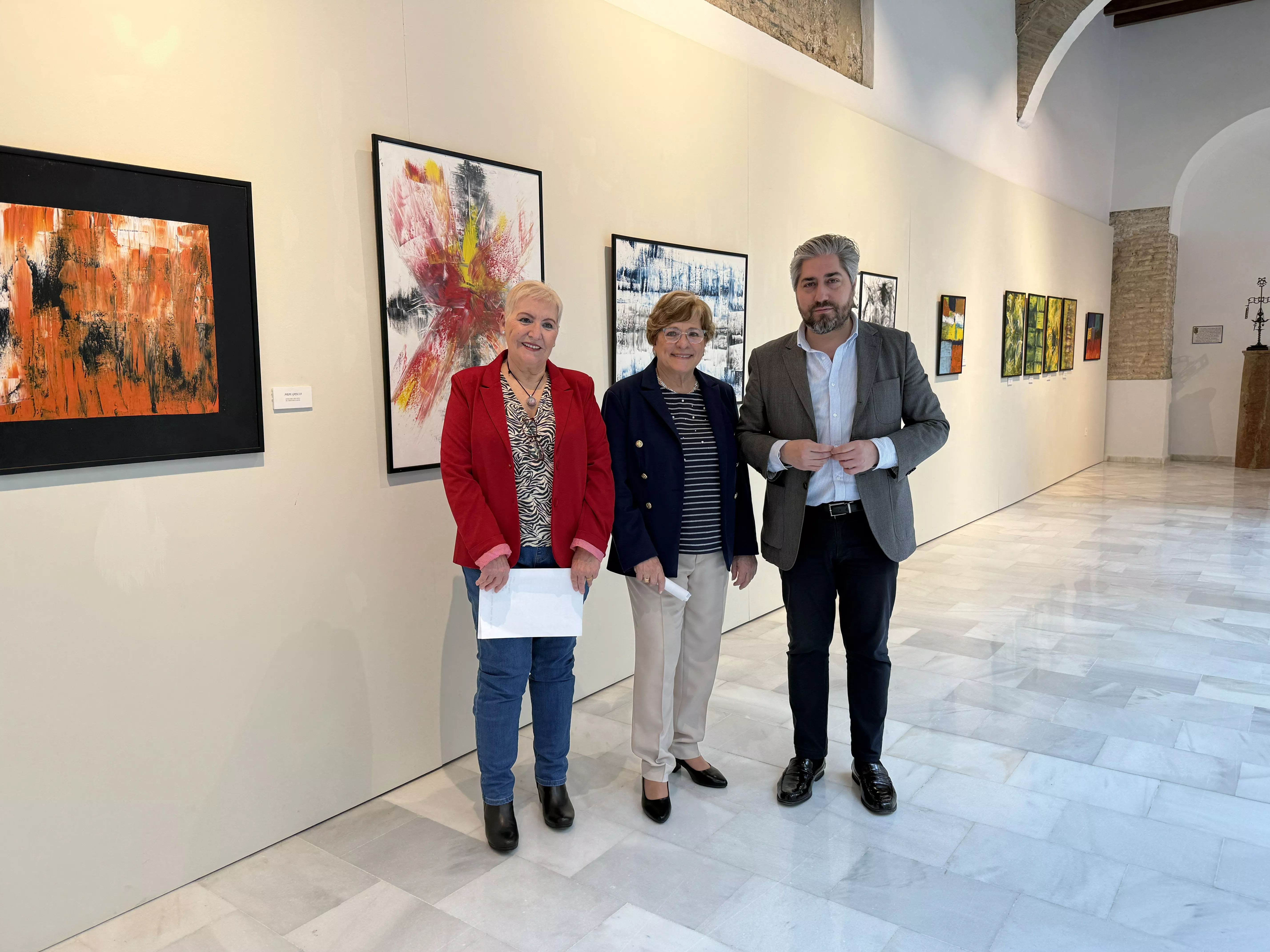 La escritora Chabela Morgo, Ana Sánchez Quiles y Francisco Barbancho durante un momento de la presentación