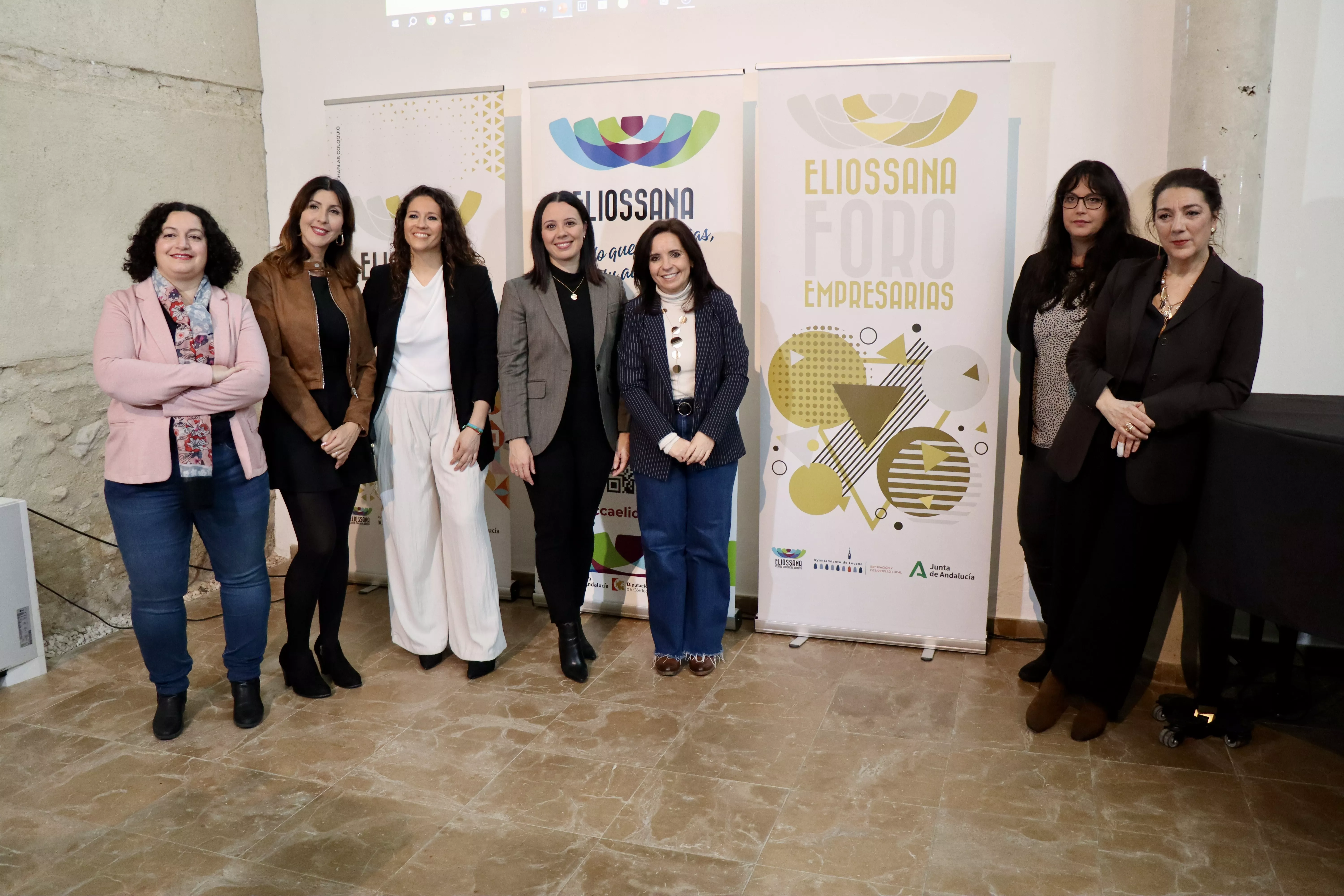 Organizadoras y ponentes junto a la edil de Igualdad, Irene Aguilera, presente en la inauguración del foro