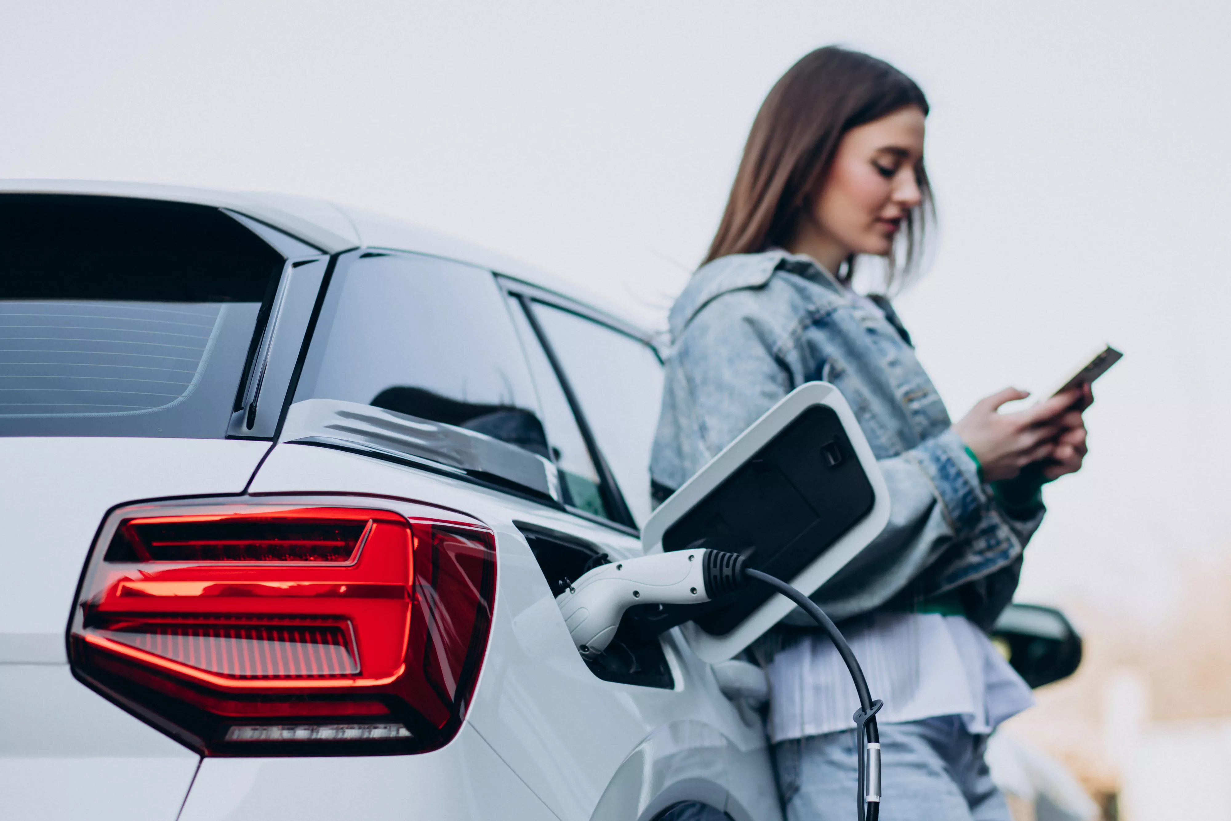 Los coches eléctricos e híbridos cada vez son más habituales en el mercado