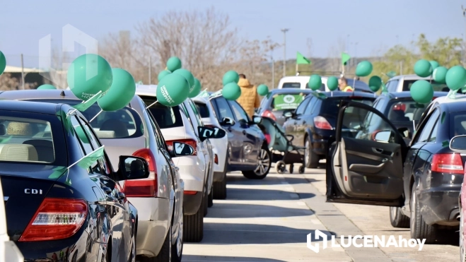 Vehículos esperando la salida de la marcha junto al Auditorio Municipal