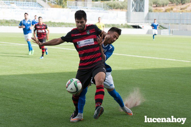  El juvenil Torralbo lucha con un jugador del Gerena. SERGIO RODRÍGUEZ 