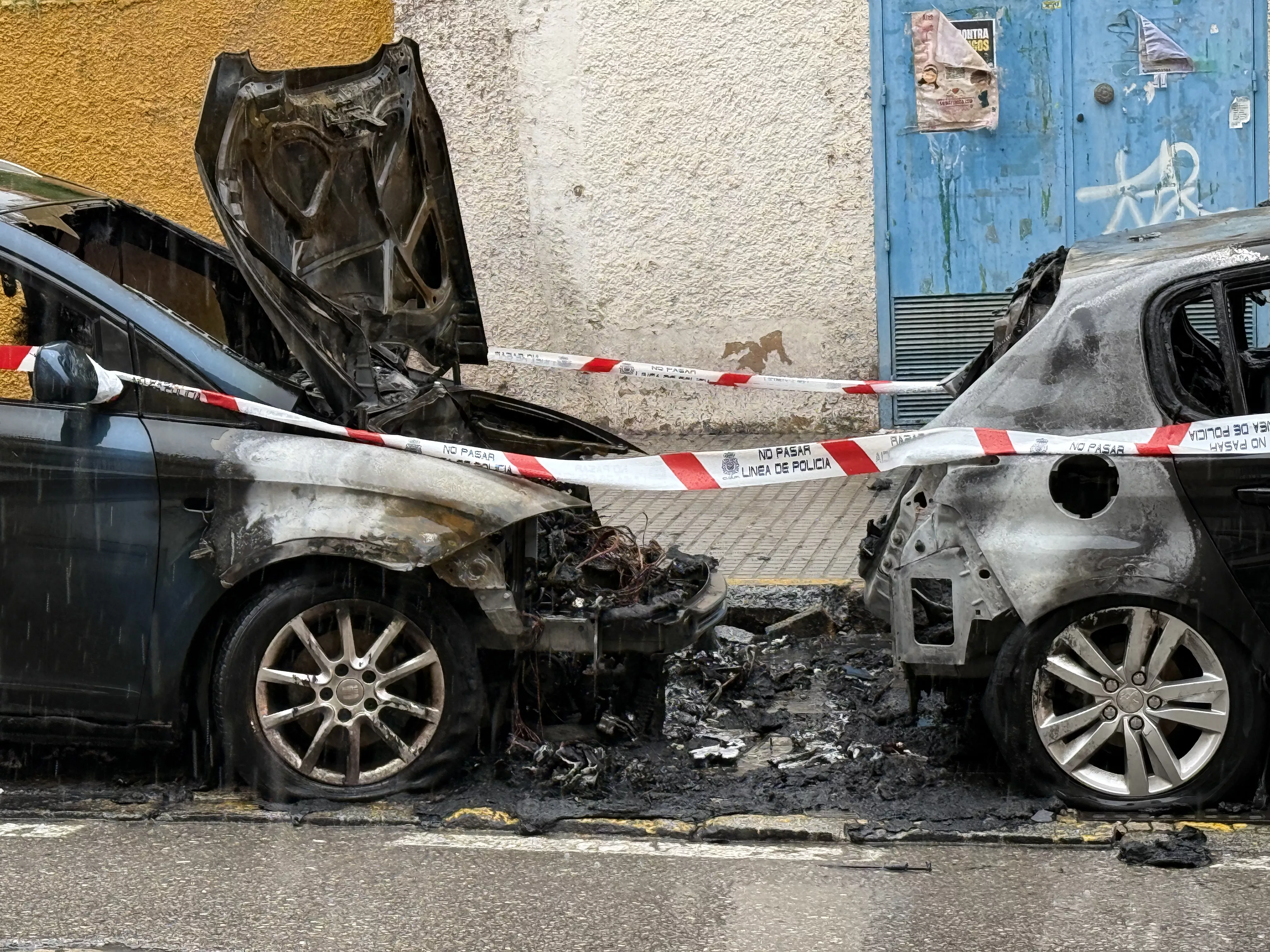 Los dos vehículos siniestrados en la calle Hoya del Molino