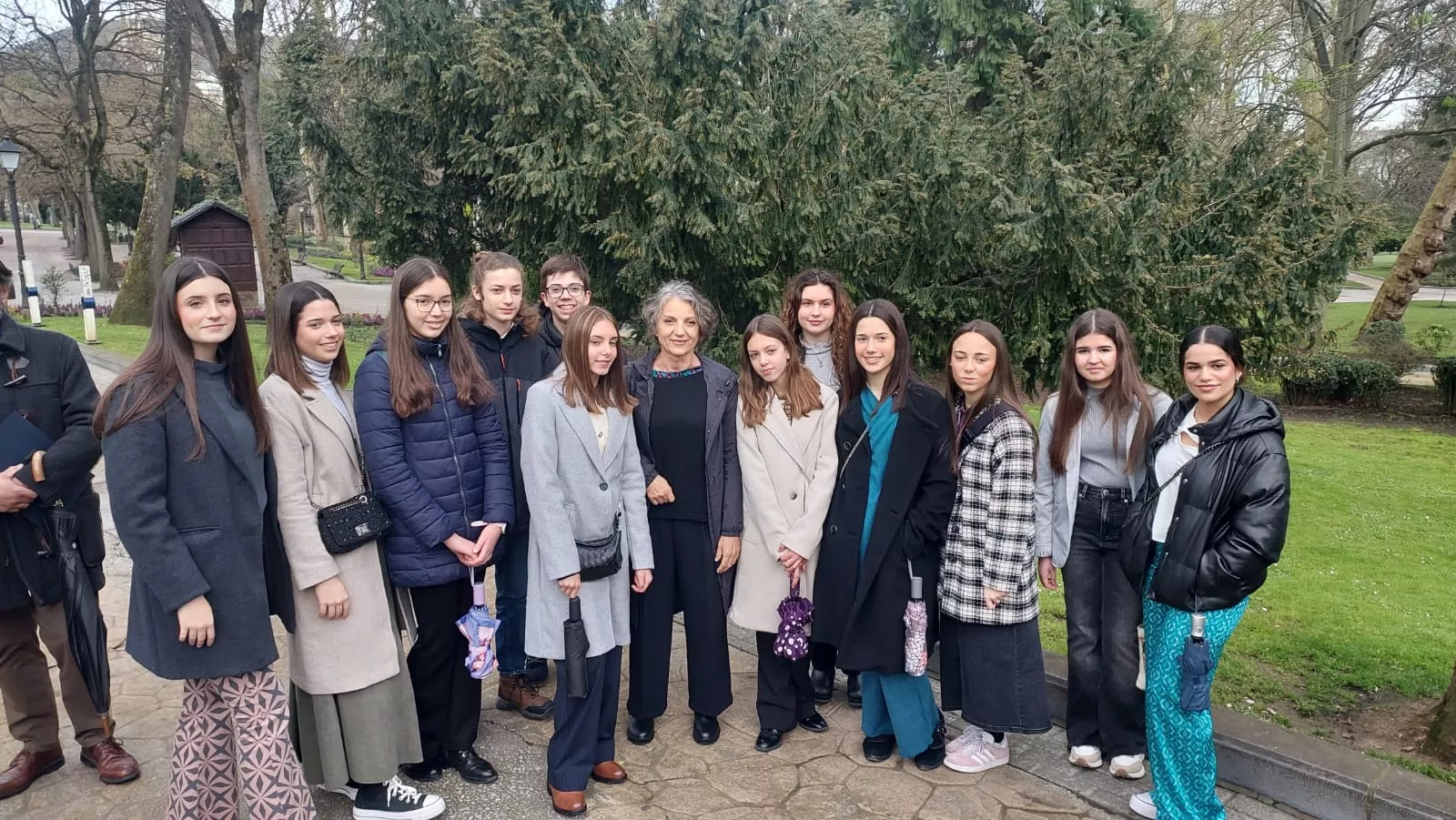 Alumnado del IES Marqués de Comares participante en esta visita junto a la la bióloga Sandra Myrna, premio Princesa de Asturias de Investigación Científica y Técnica en 2019