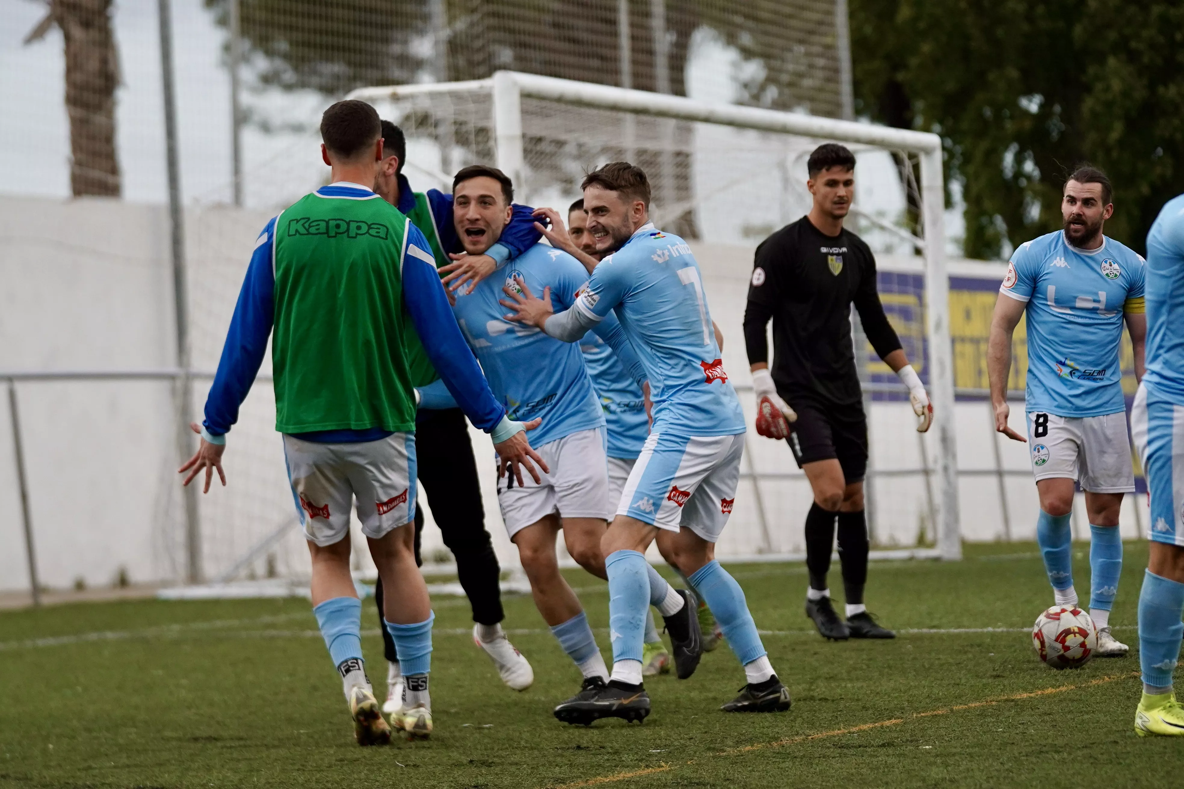 Los jugadores lucentinos celebran el gol de la victoria, obra de Álvaro Cascajo. Foto: Antonio Dávila