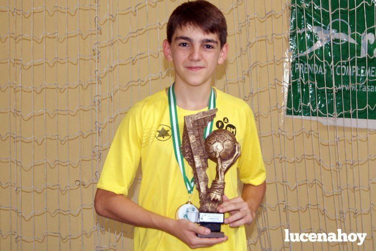  Samuel Valverde posa con los trofeos que acreditan a su equipo como campeón regional. 