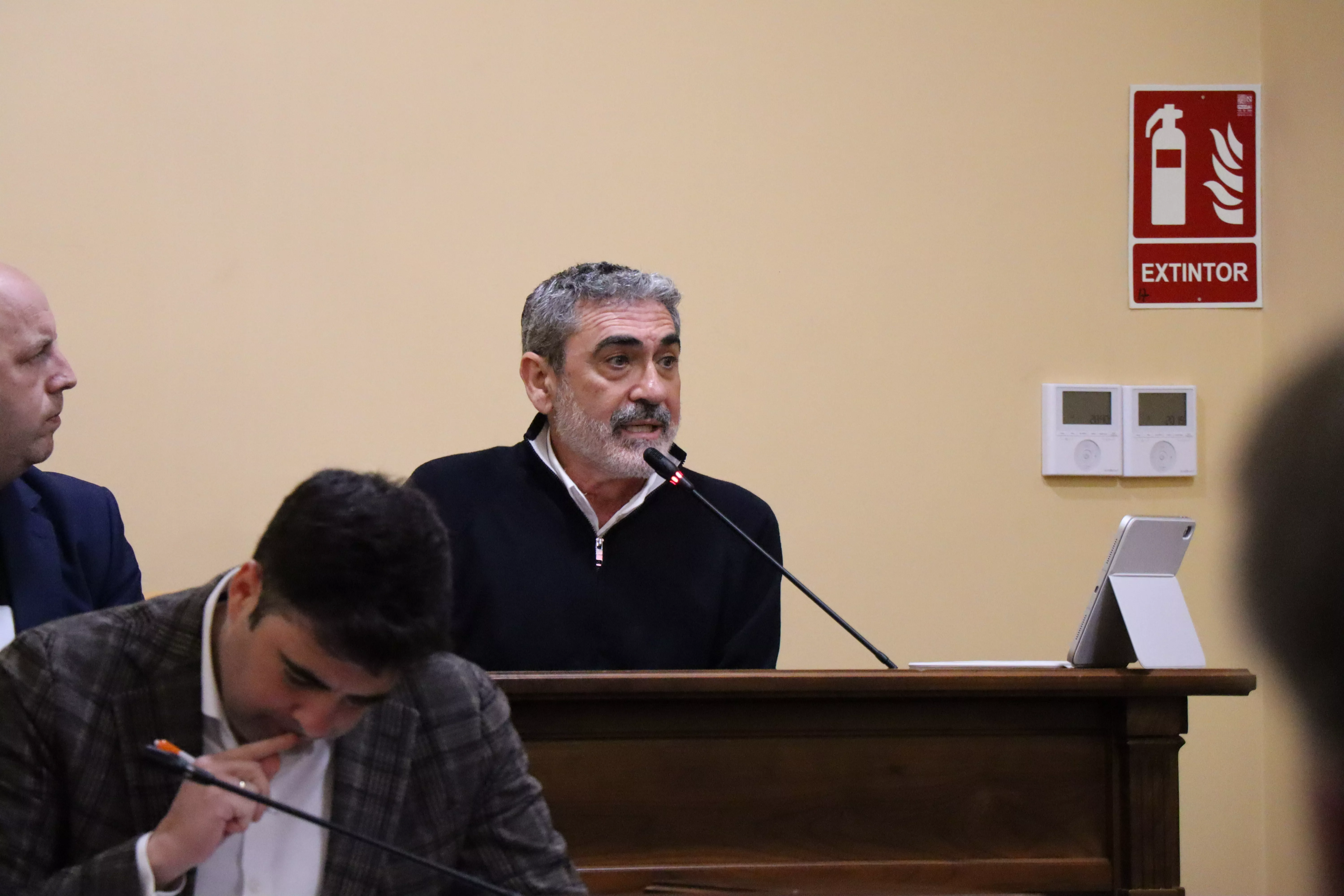 Miguel Villa, portavoz de IU, durante el debate de la moción