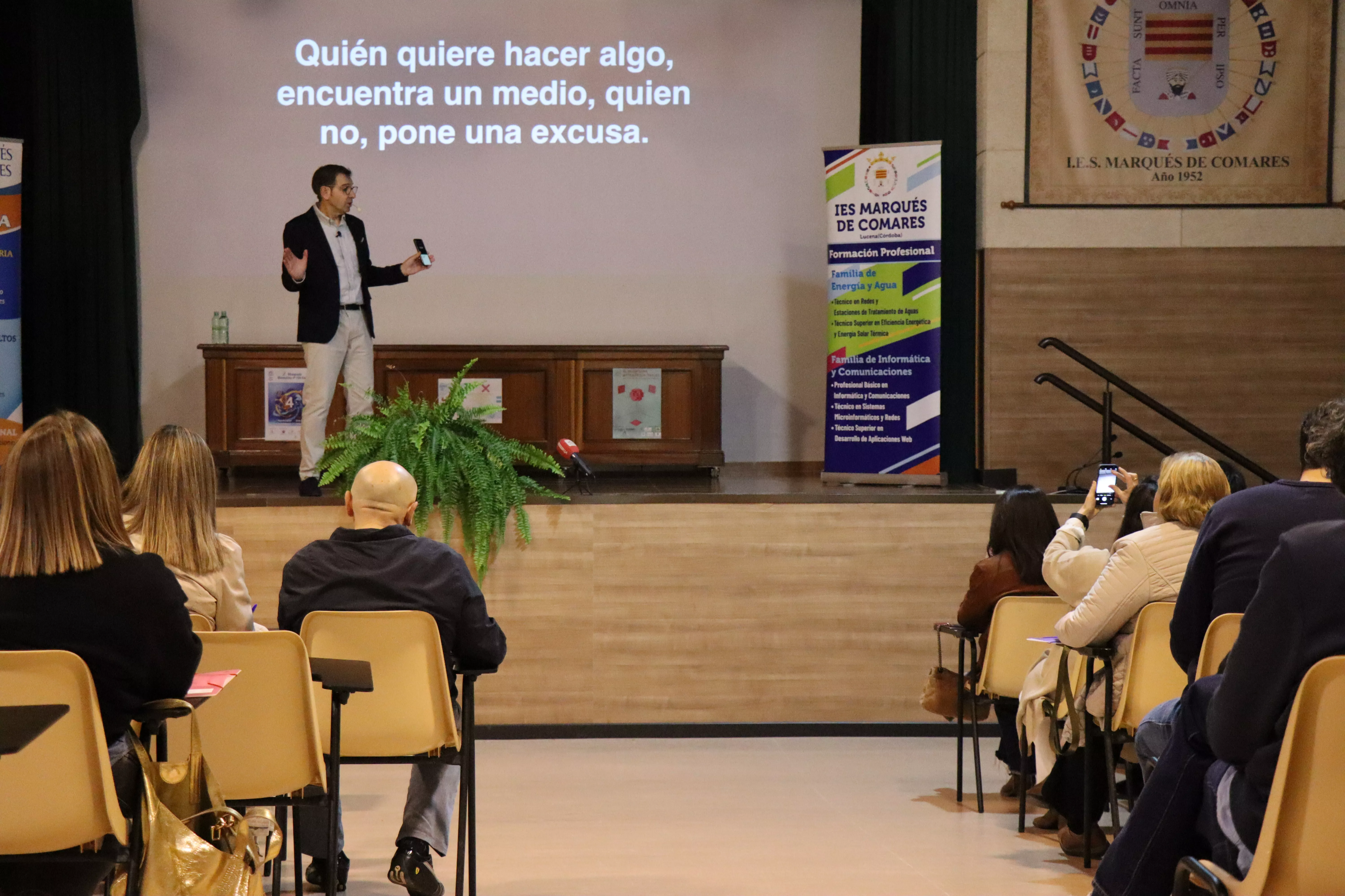 Fran Castaño Mena, profesor de Secundaria, conferenciante y asesor familiar, durante su ponencia en estas Jornadas de Escuela de Padres y Madres