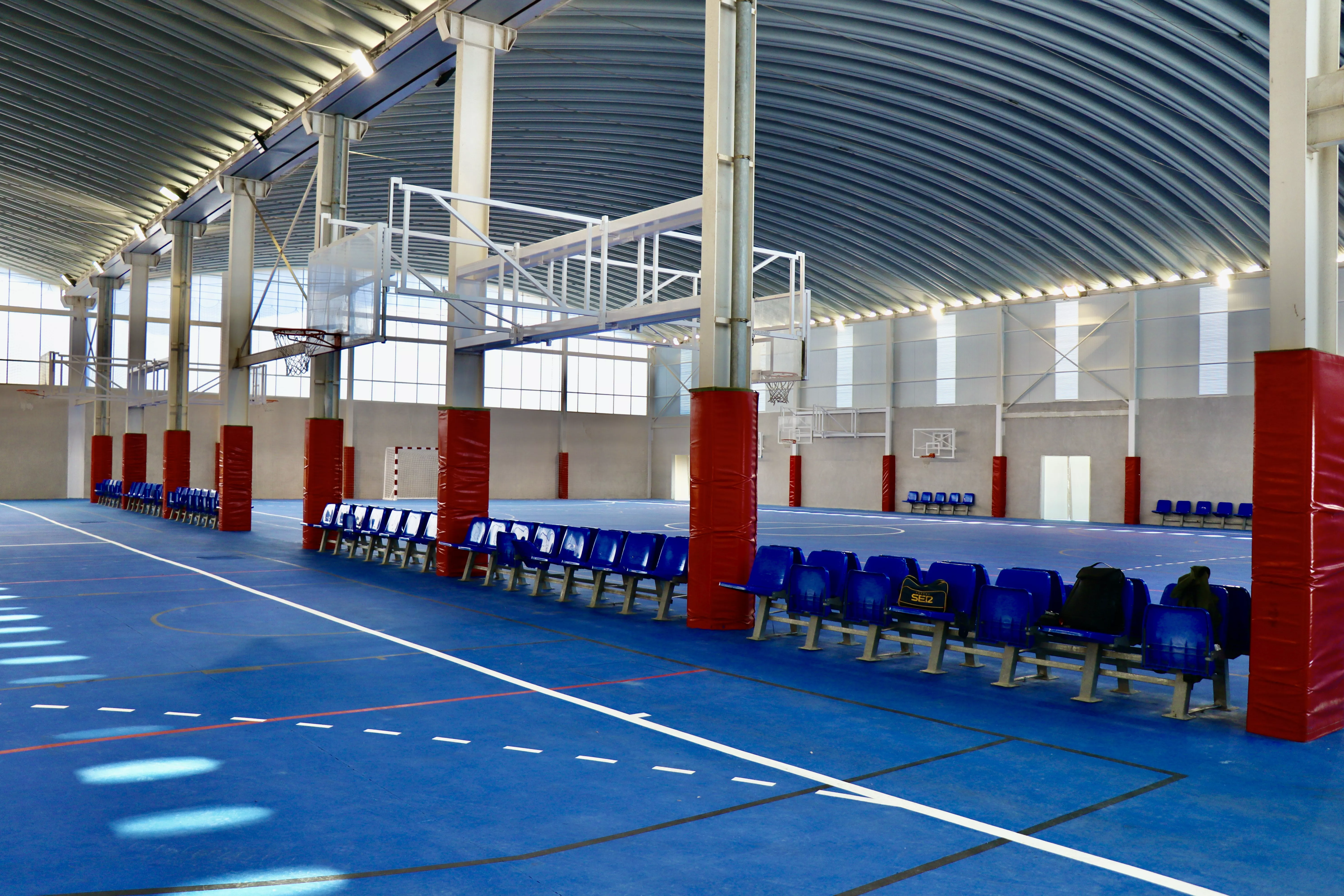 Aspecto interior de la instalación deportiva cubierta tras la intervención
