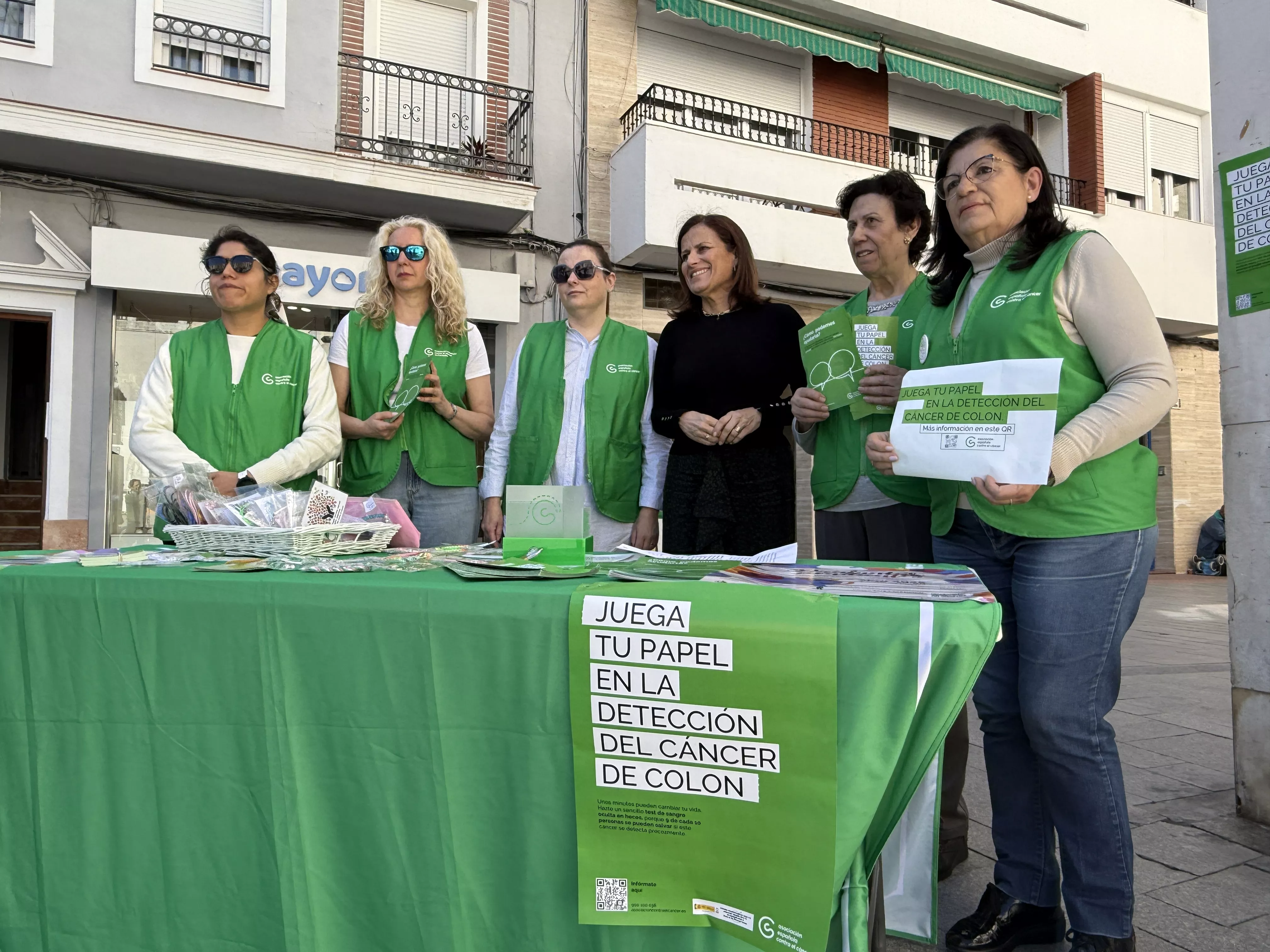 Mesa informativa con motivo del Día Mundial Contra el Cáncer de Colón