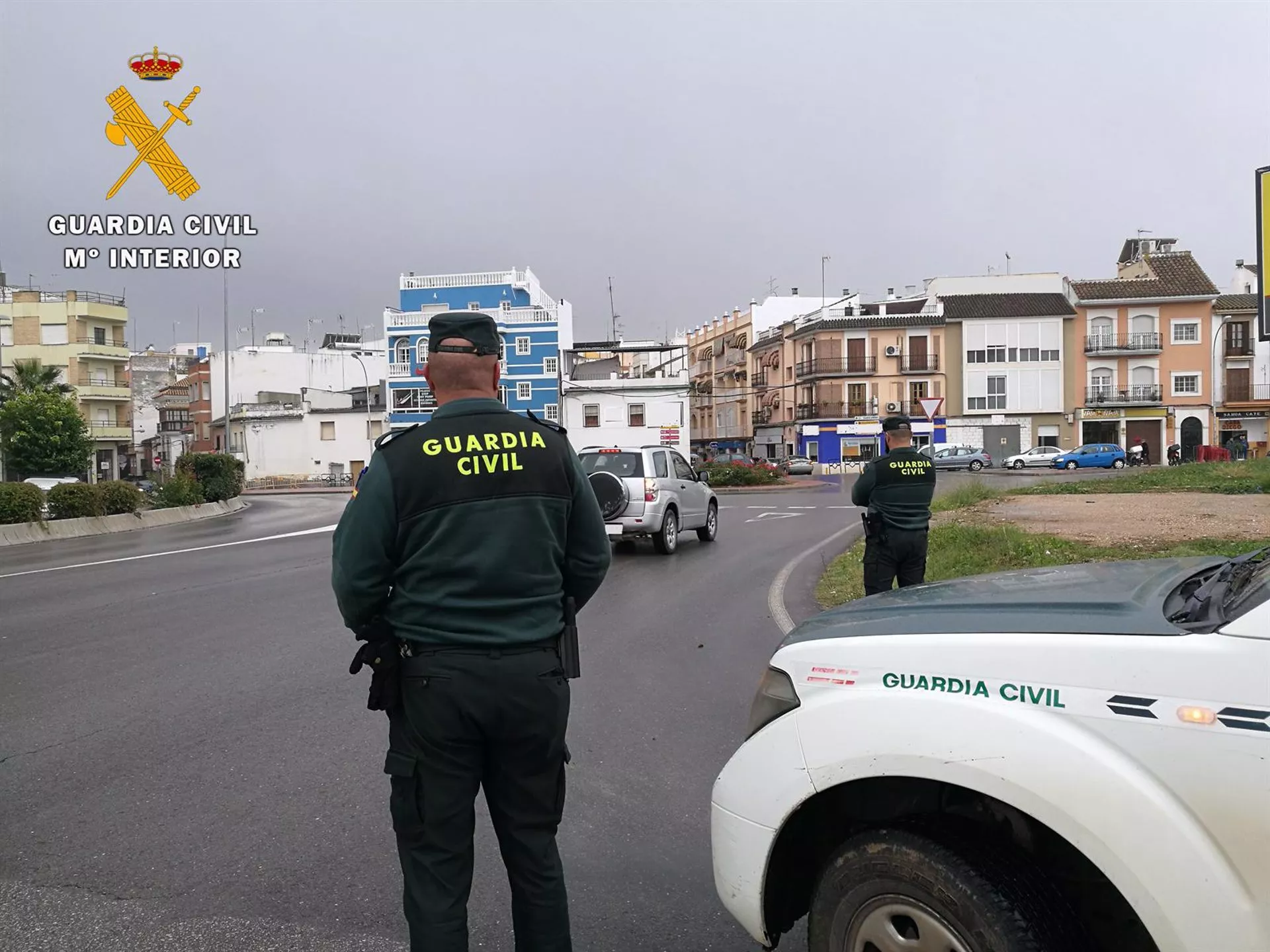 Una patrulla de la Guardia Civil en una vía urbana de Puente Genil. Archivo