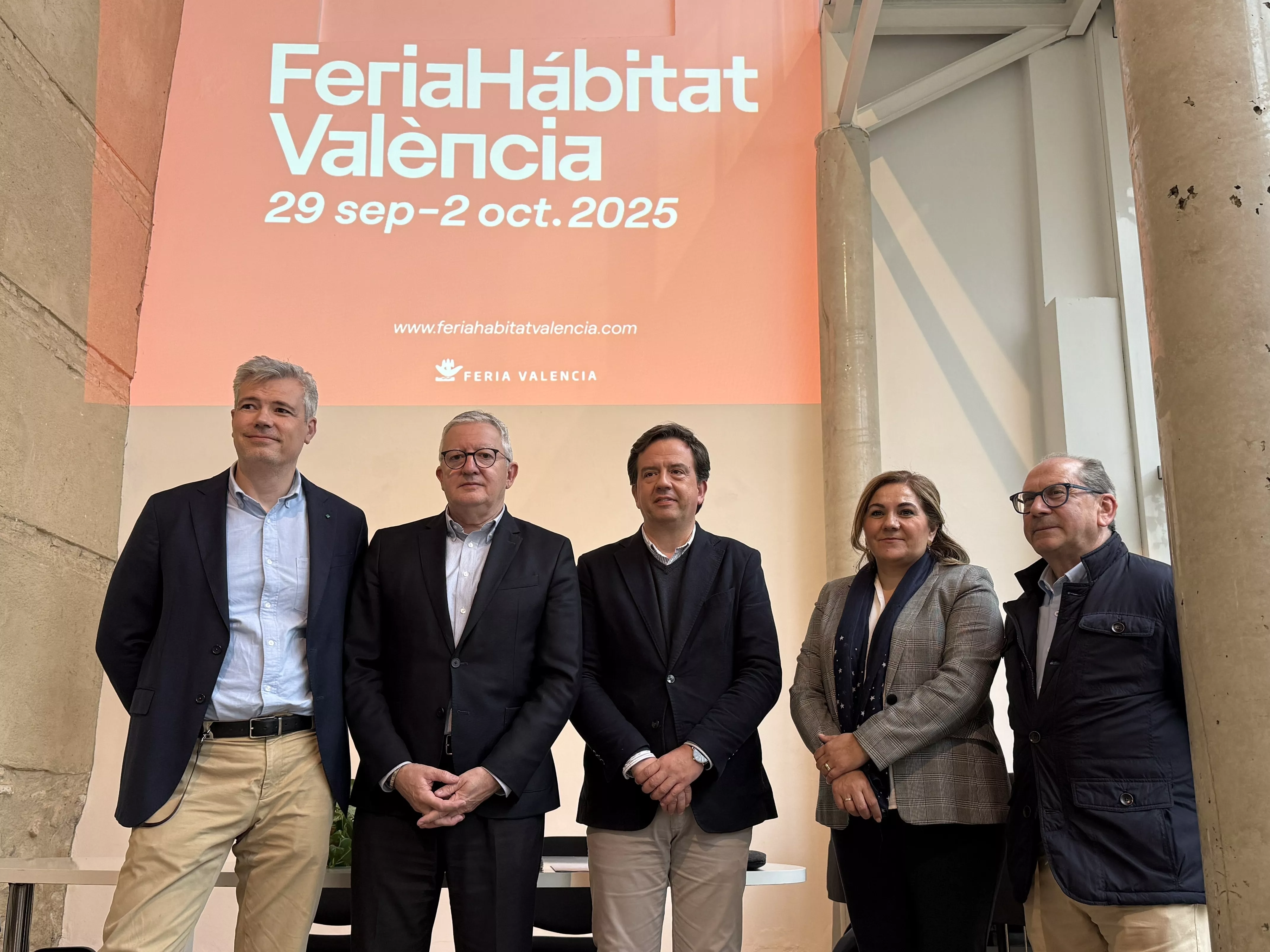 El director de Hábitat Valencia, Daniel Marco; junto con el alcalde de Lucena, Aurelio Fernandez; la edil de desarrollo empresarial, María de la O Redondo y el presidente de AMALU, José Antonio Guardeño