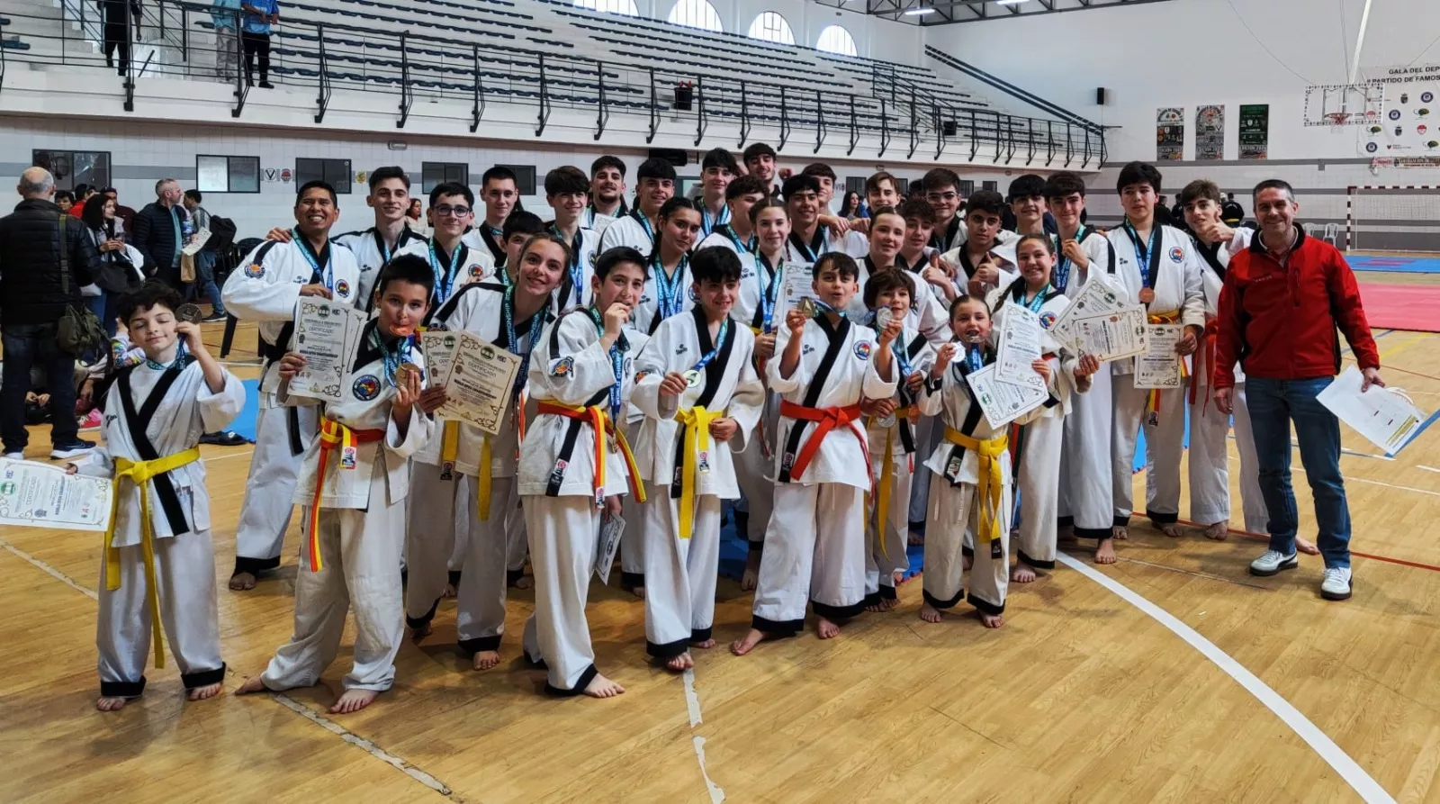 Equipo de la escuela "Moo Shin Kwan" de hapkido de Lucena en este campeonato celebrado en Alcalá del Valle