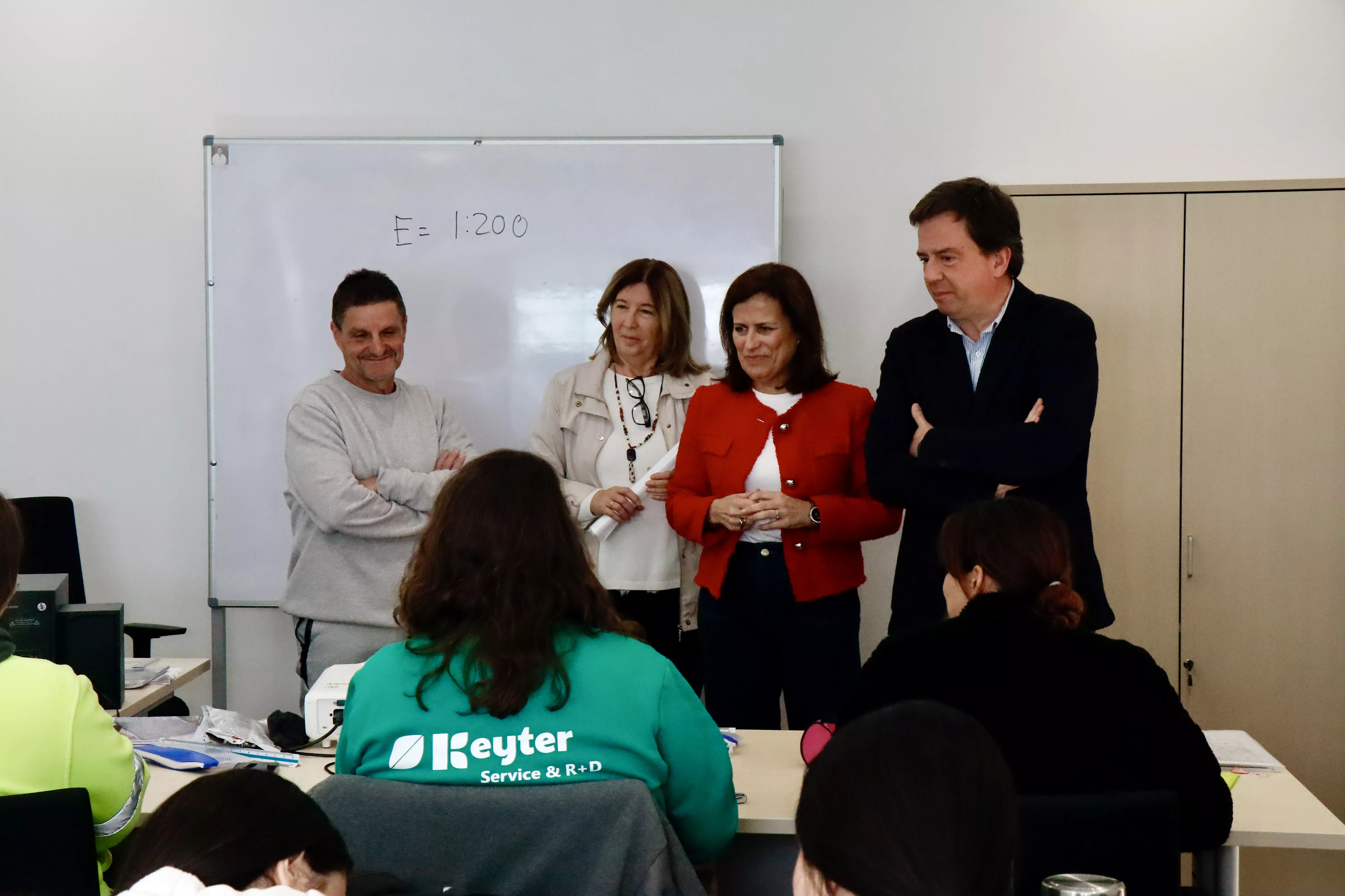 Un momento de la visita al curso de formación del alcalde y la edil de Formación para el Empleo. 