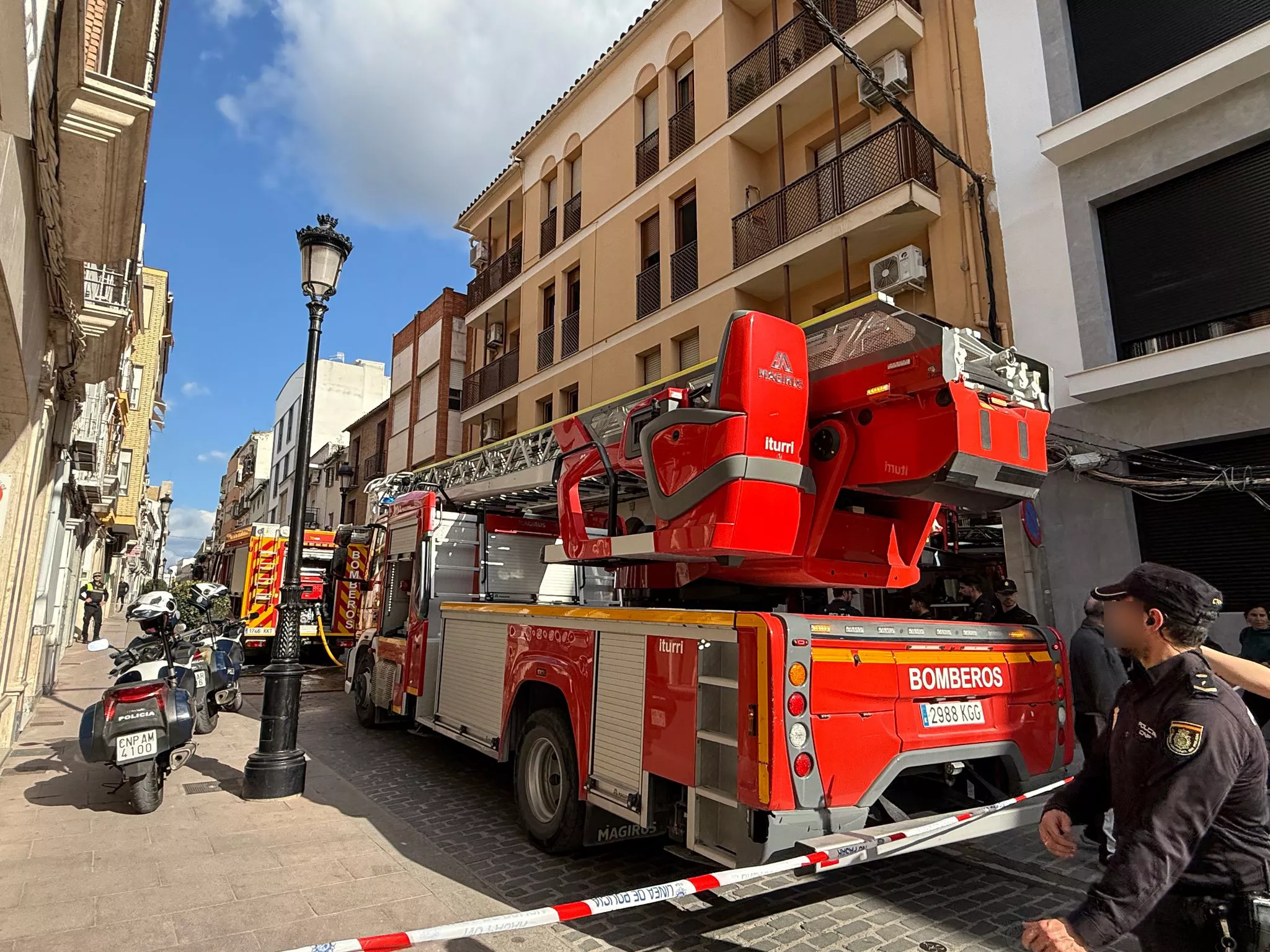 Dispositivo de policía y bomberos en la calle San Pedro, esta tarde.