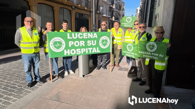 Un grupo de manifestantes de la Mesa de Unidad "Lucena por su Hospital" en la puerta de la Casa de los Mora, esta mañana Un grupo de manifestantes de la Mesa de Unidad "Lucena por su Hospital" en la puerta de la Casa de los Mora, esta mañana