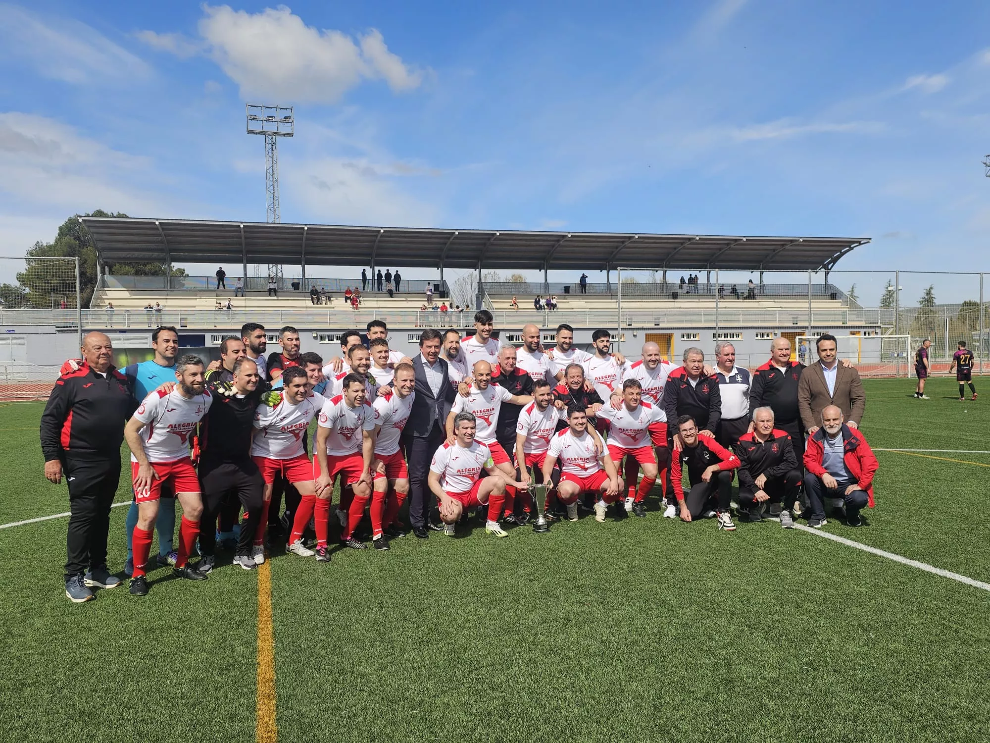 Celebración del título por jugadores del CD San Jorge y autoridades