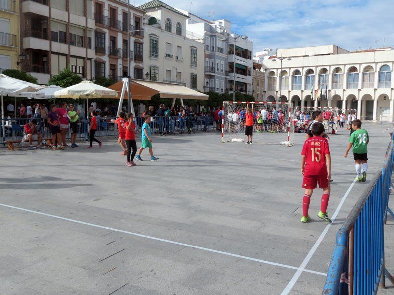 Galería: Un centenar de niños participan en la concentración del Club Balonmano Lucena